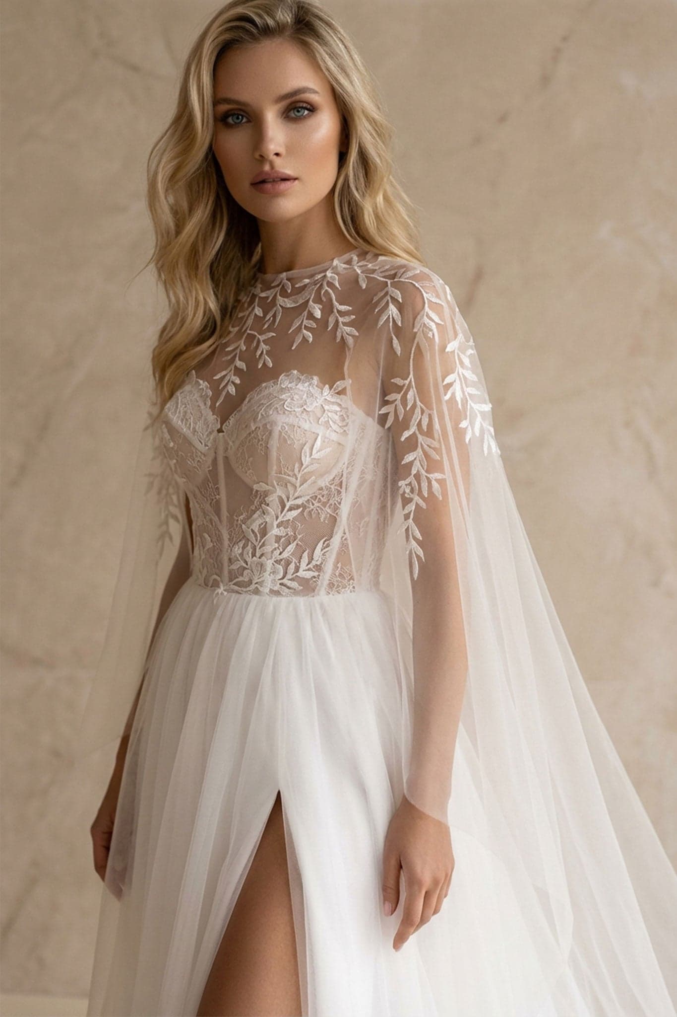 Elegant white tulle bustier and overcoat of the Alena wedding dress, ideal for a chic and timeless wedding.