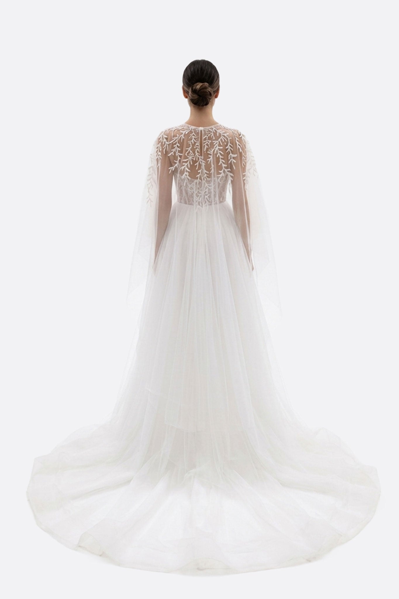 Abito da sposa Alena in tulle bianco, evidenziando il bustier e il sovrabito per un look romantico e raffinato.