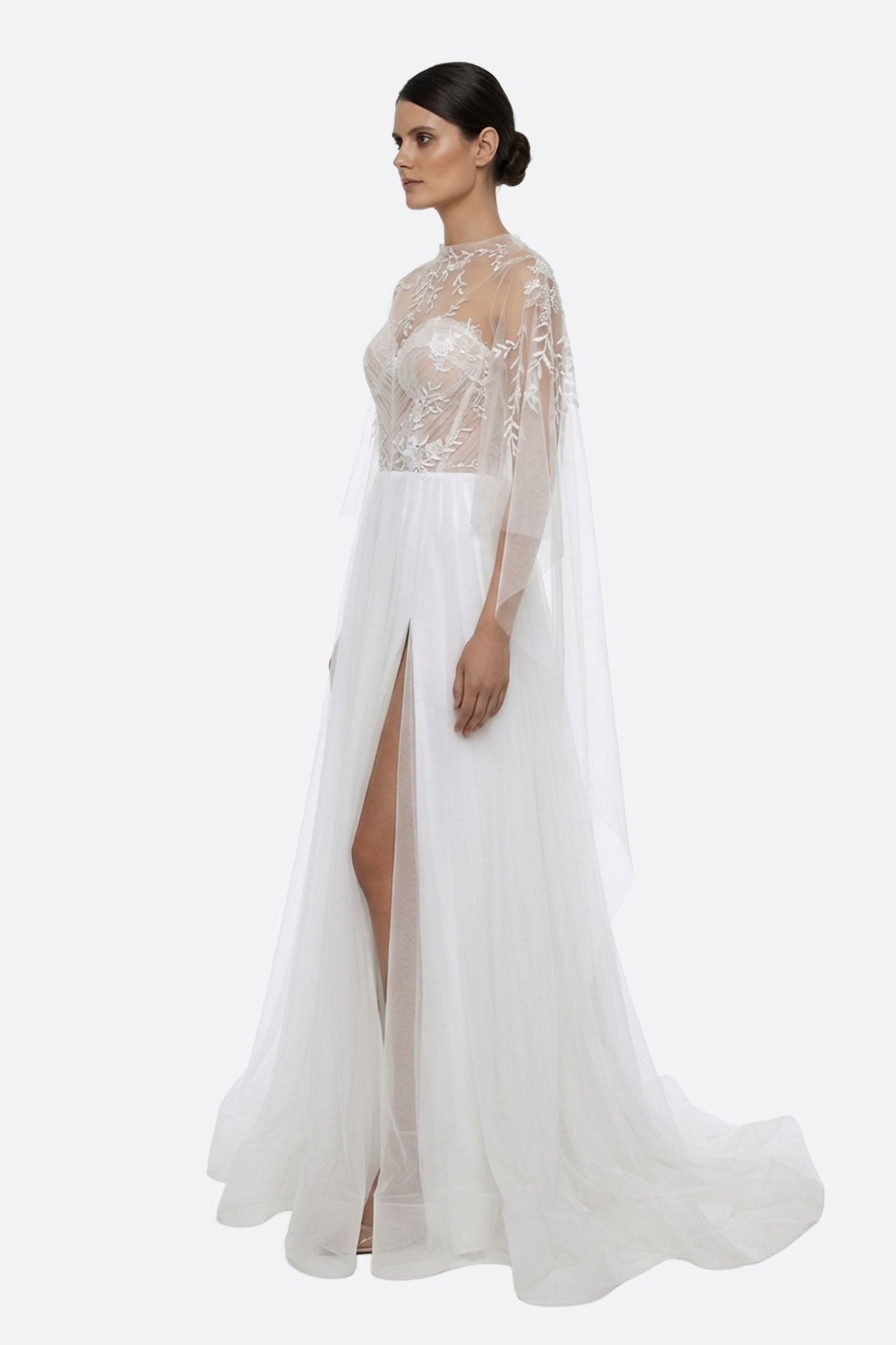 Primo piano sul bustier in tulle bianco dell'abito da sposa Alena, delicato sovrabito che aggiunge un tocco raffinato al vostro matrimonio.