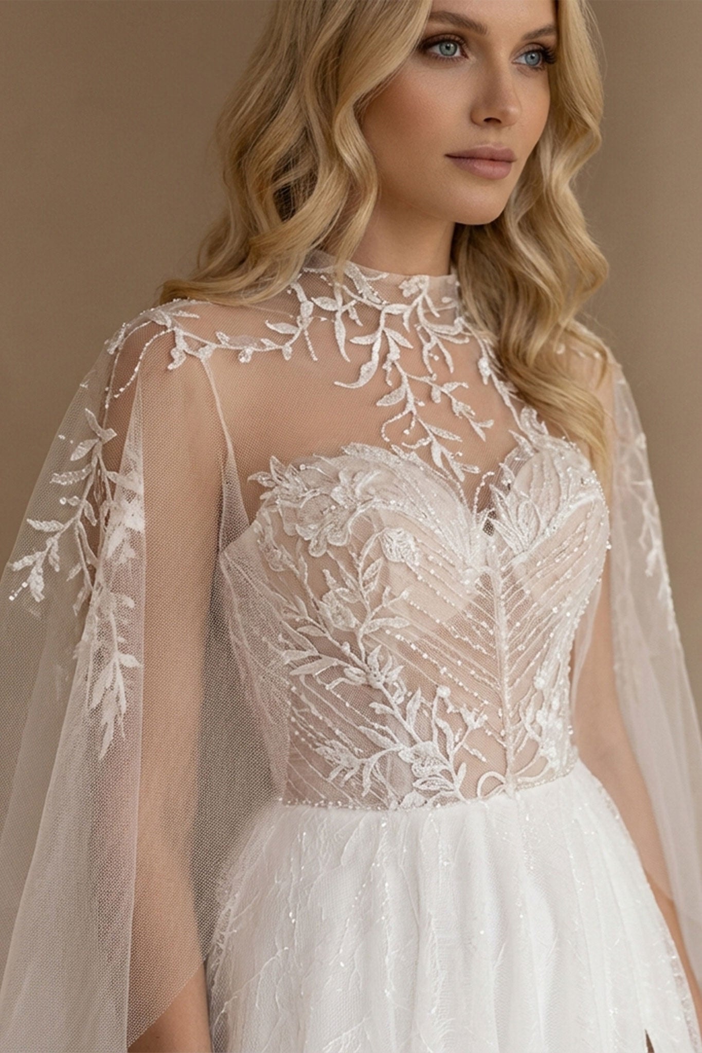Dettaglio accattivante dell'abito da sposa Alena, bustier in tulle bianco e delicato sovrabito, perfetto per una celebrazione...