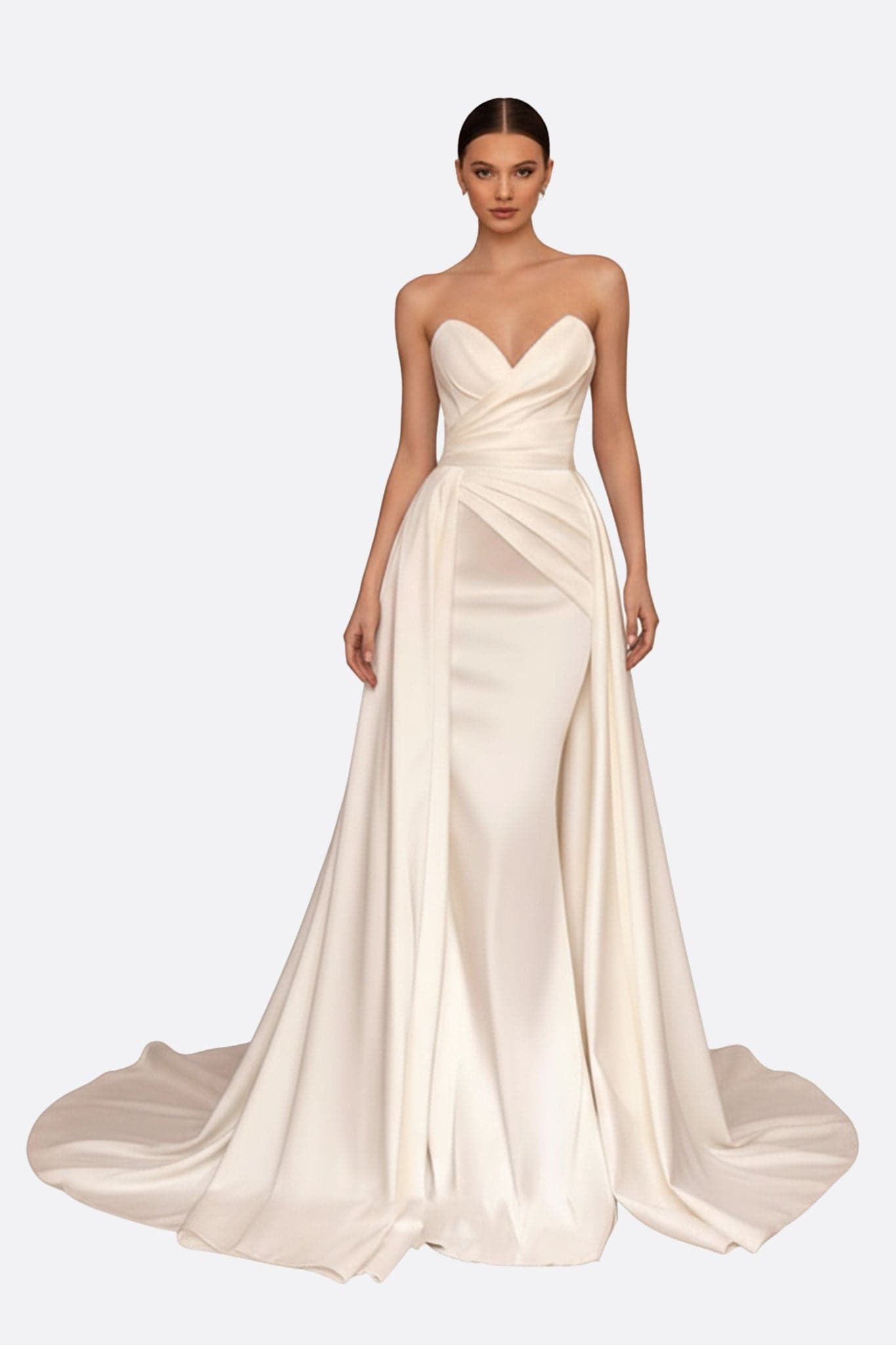 Vorderansicht der langen, weißen Hochzeitsrobe mit tailliertem Bustier und romantischer Schleppe, perfekt für den großen Tag.