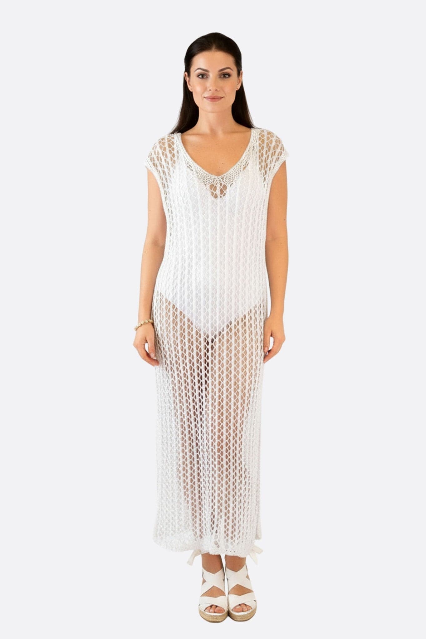 Robe de plage en crochet blanc stylée, idéale pour un look estival élégant et aérien, parfaite pour les vacances.