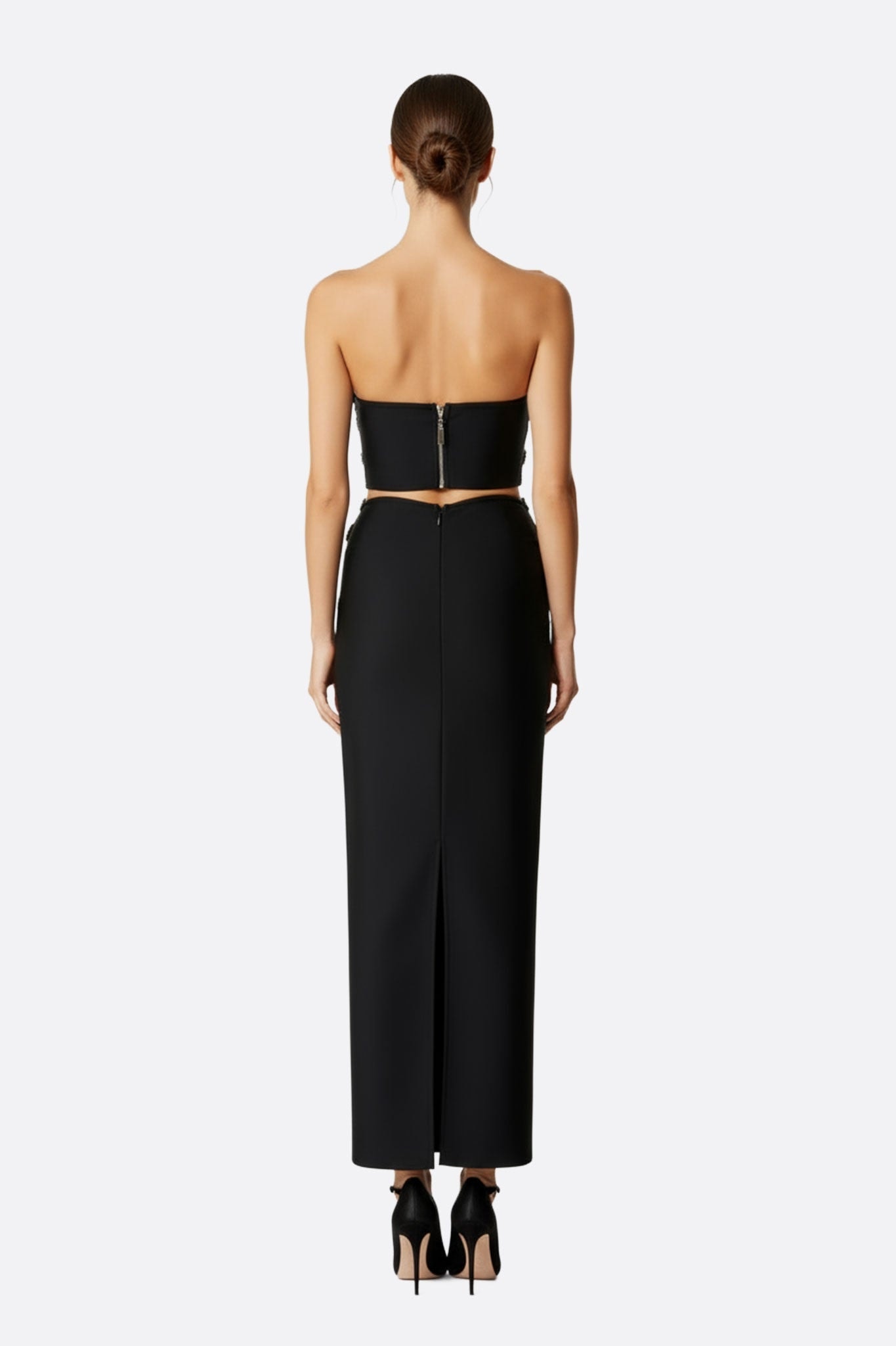 Détail élégant de la robe sirène noire asymétrique, brodée de cristaux, parfaite pour une soirée moderne et raffinée.