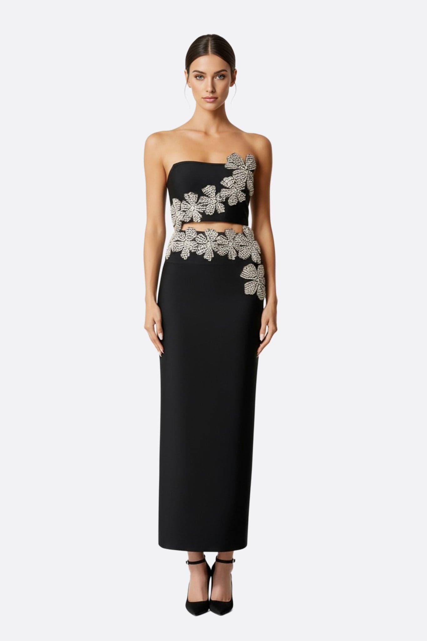 Elegante abito da sera nero asimmetrico, ornato di ricami scintillanti, perfetto per una serata chic.