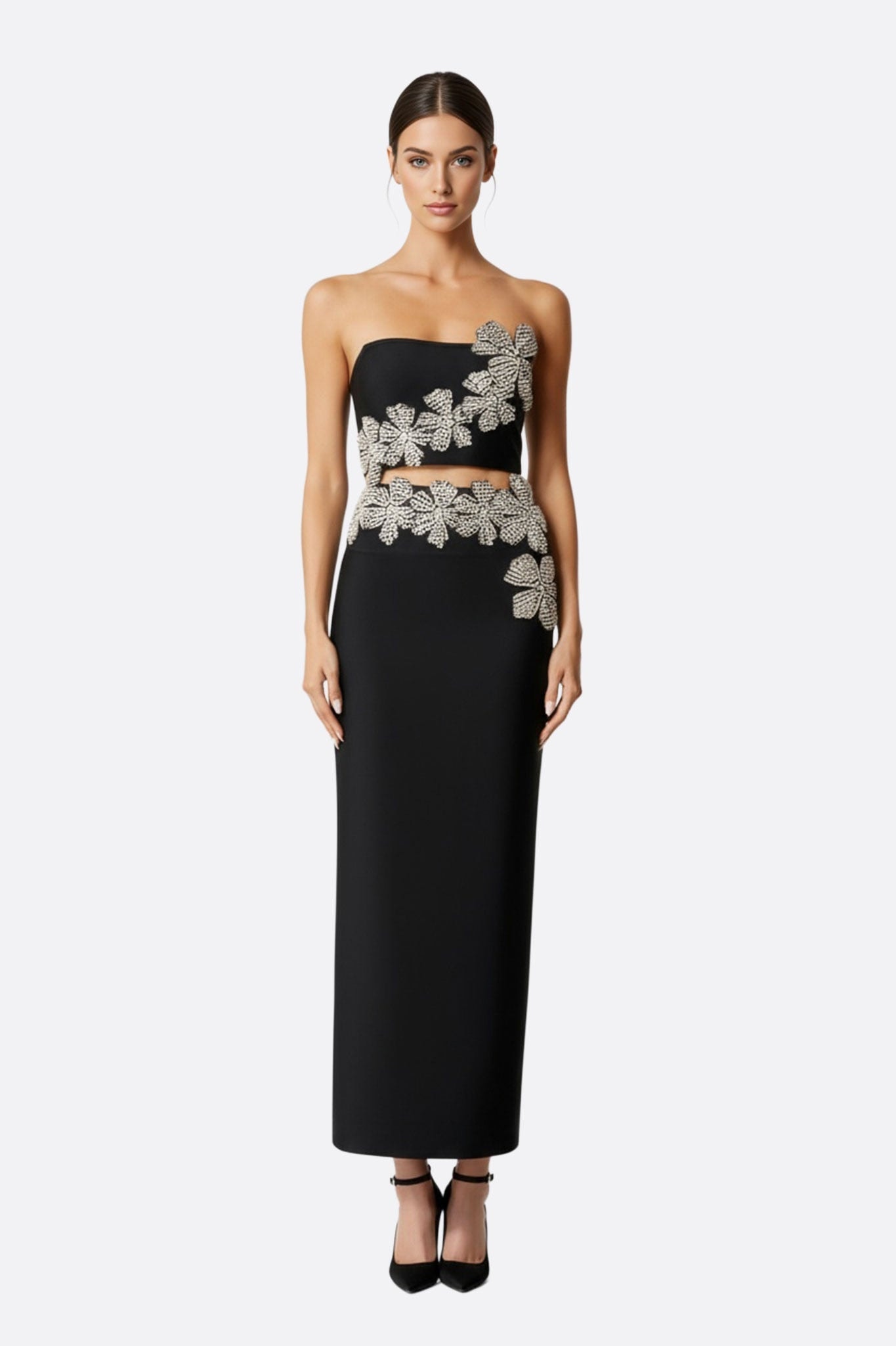 Robe de soirée noire élégante asymétrique, ornée de broderies scintillantes, parfaite pour une soirée chic.