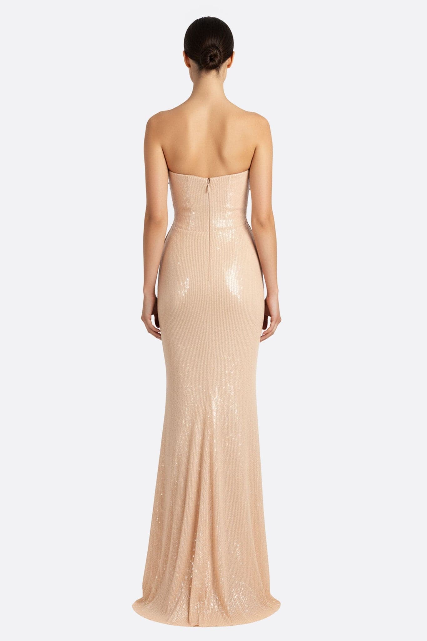 Détail captivant de la robe haute couture nude, soulignant les broderies florales et l'allure chic de cette pièce unique.