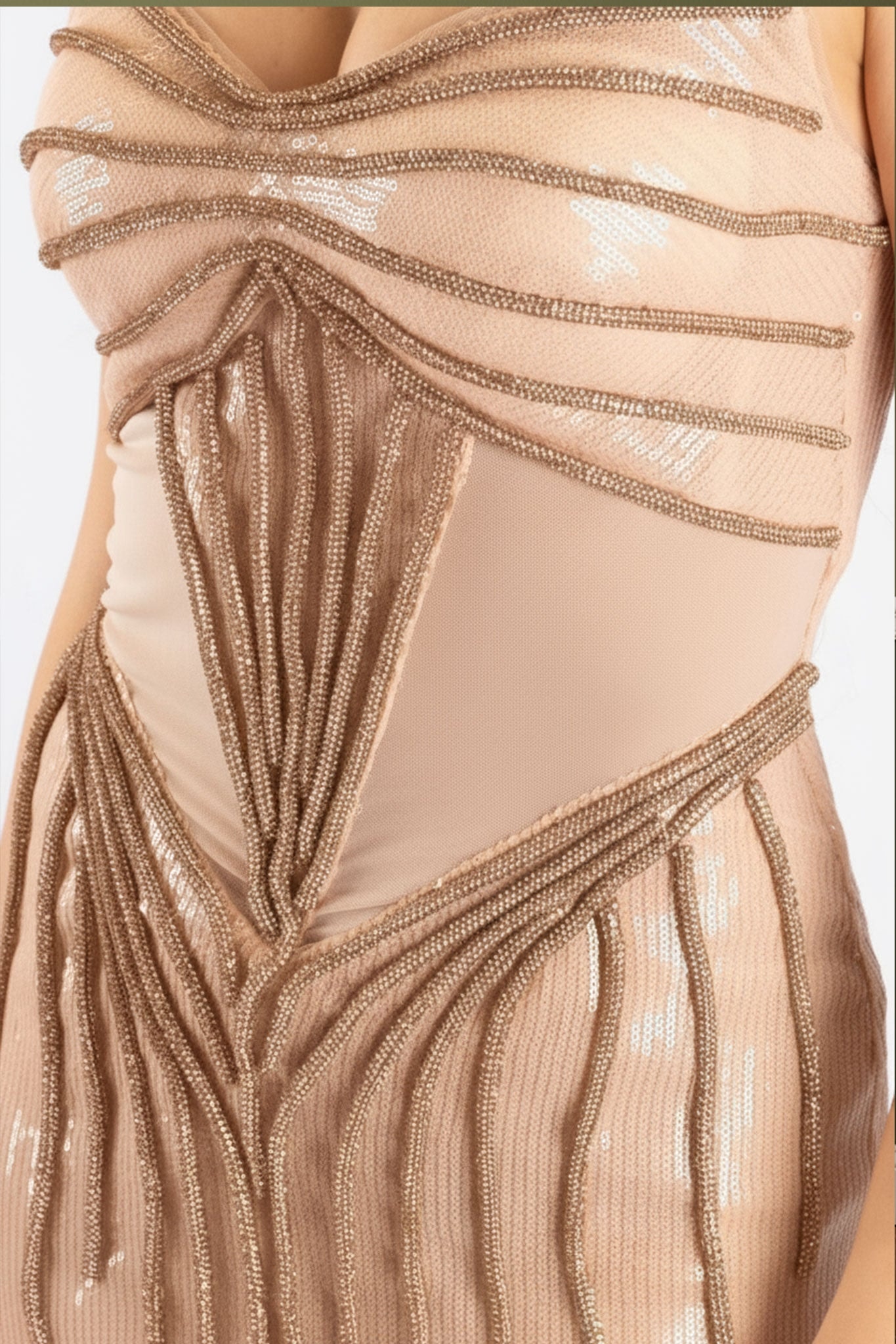 Détail subtil de la robe longue sirène nude, mettant en lumière les broderies artistiques et l'élégance intemporelle de...