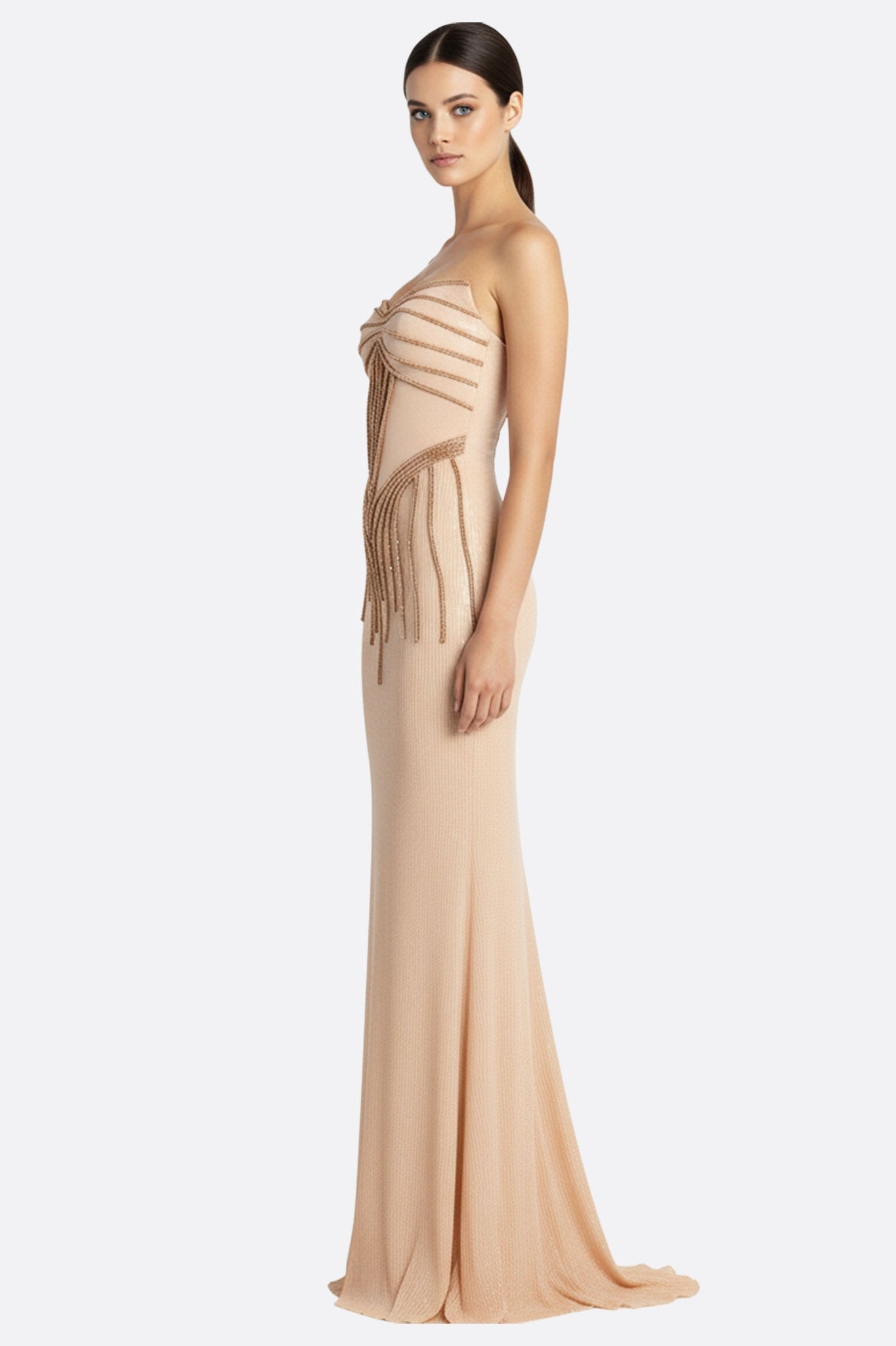 Vue alternative de la robe longue sirène nude, révélant la texture soyeuse et la sophistication des broderies raffinées.