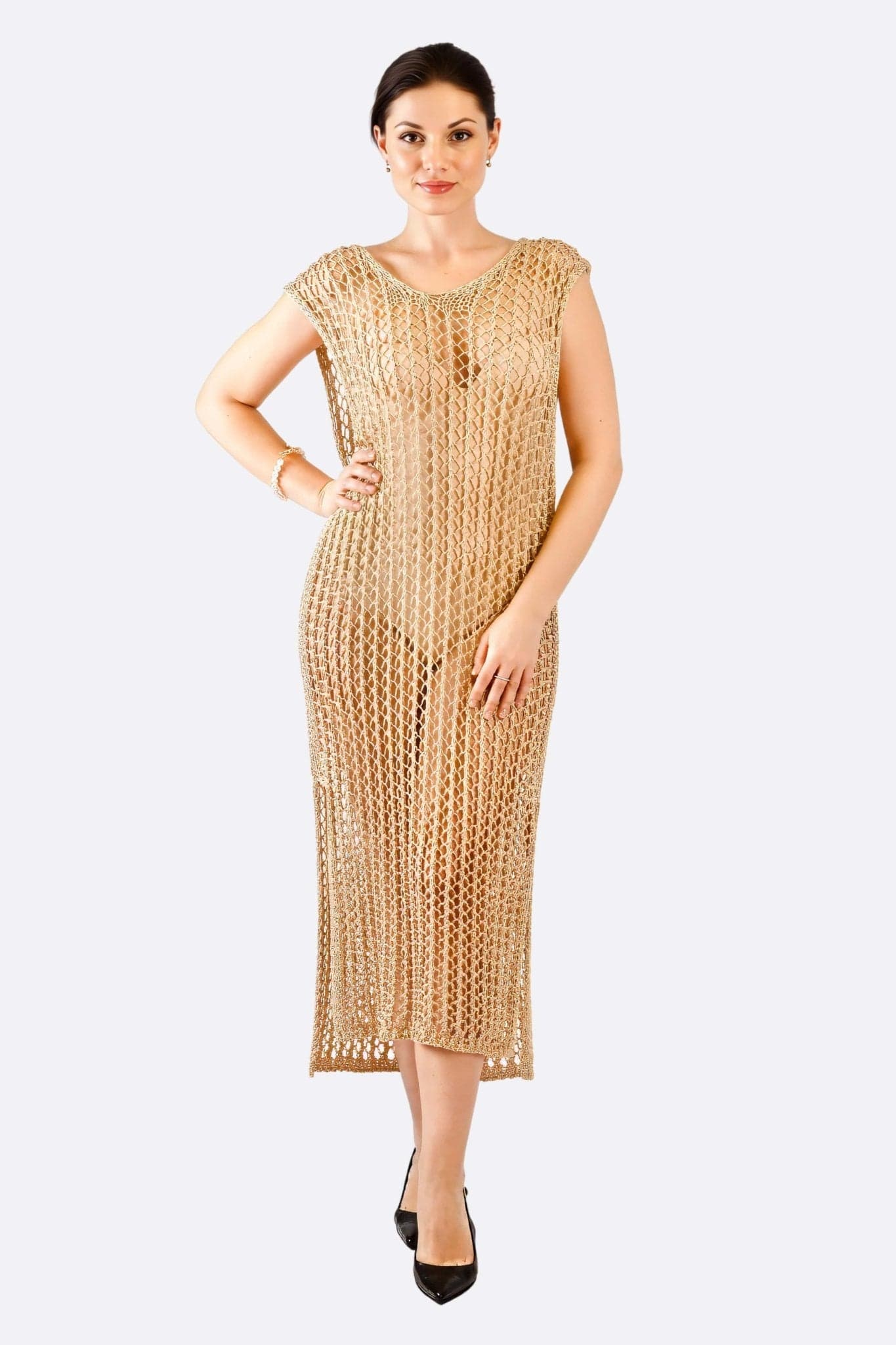 Robe longue chic en maille crochet beige, parfaite pour une soirée élégante ou un événement spécial.