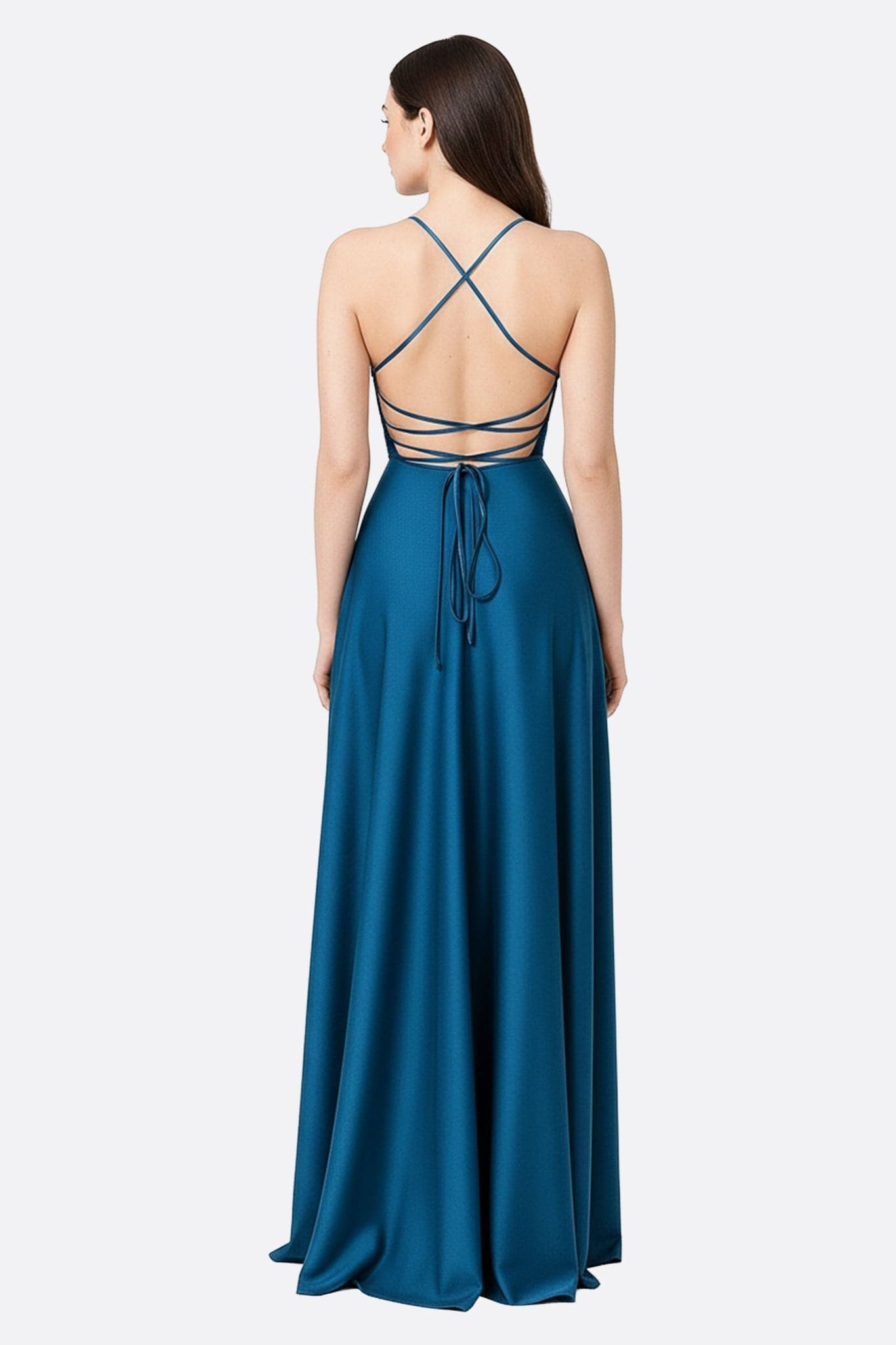 Détail captivant de la robe longue bleu canard, dos nu et bretelles croisées, parfait pour une soirée élégante et raffinée.