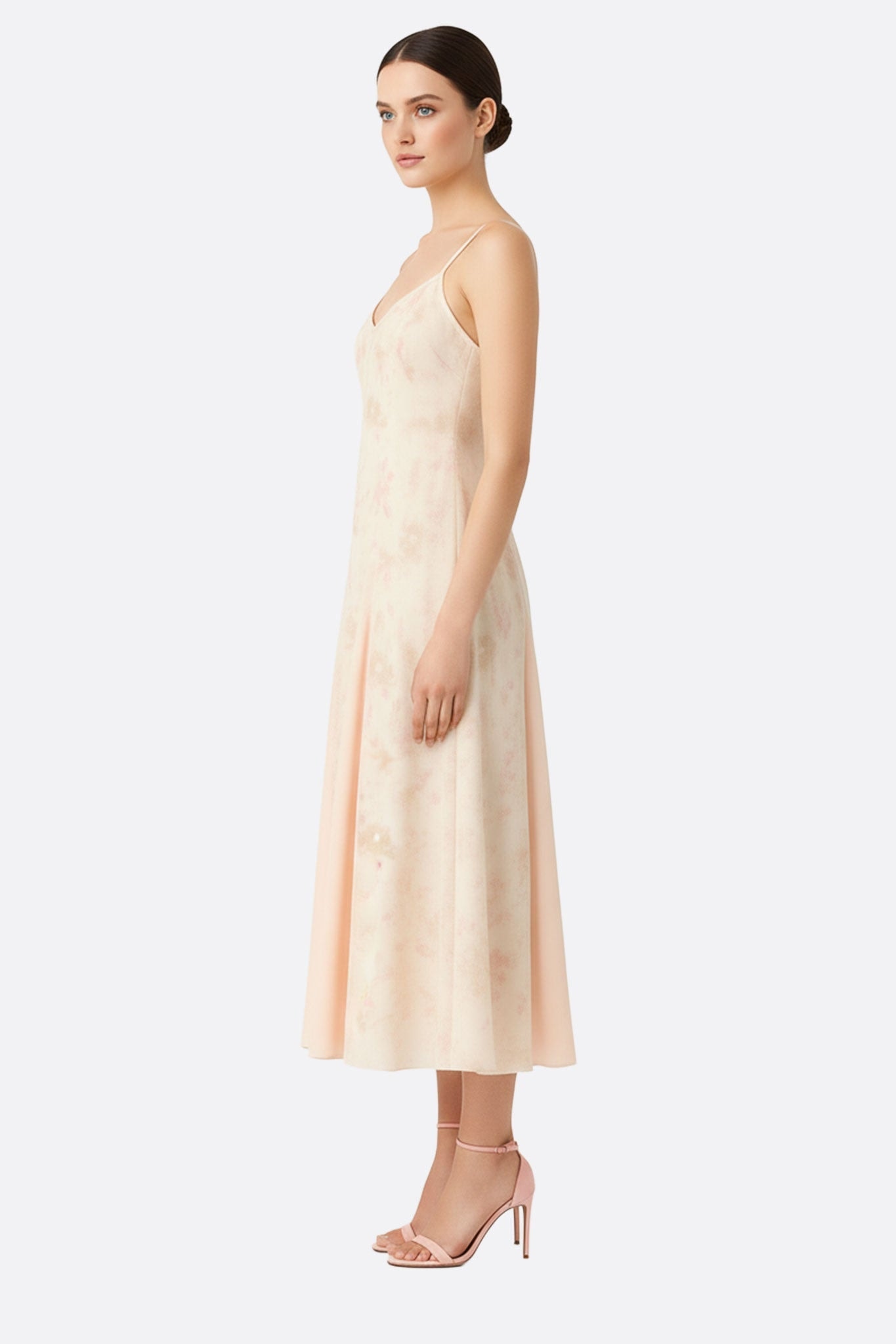 Zoom sur les délicates bretelles fines et l'imprimé floral pastel de cette robe longue en mousseline, idéale pour les...