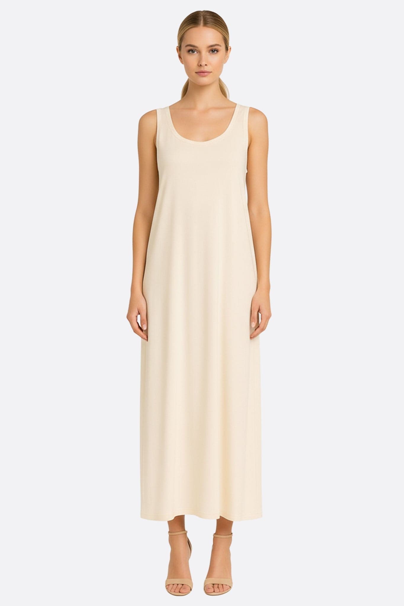 Robe longue fluide blanche à encolure douce, mise en avant pour un style chic et raffiné, parfaite pour les soirées...