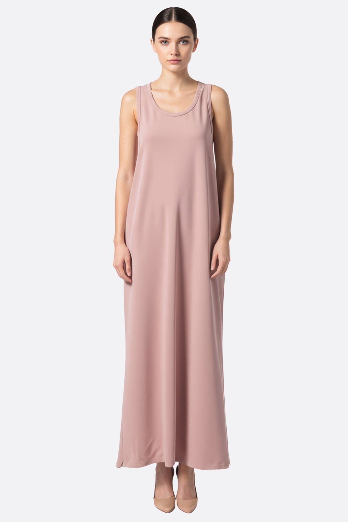 Vestido largo en jersey fluido rosa empolvado, escote suave y silueta aérea para un efecto chic y delicado.