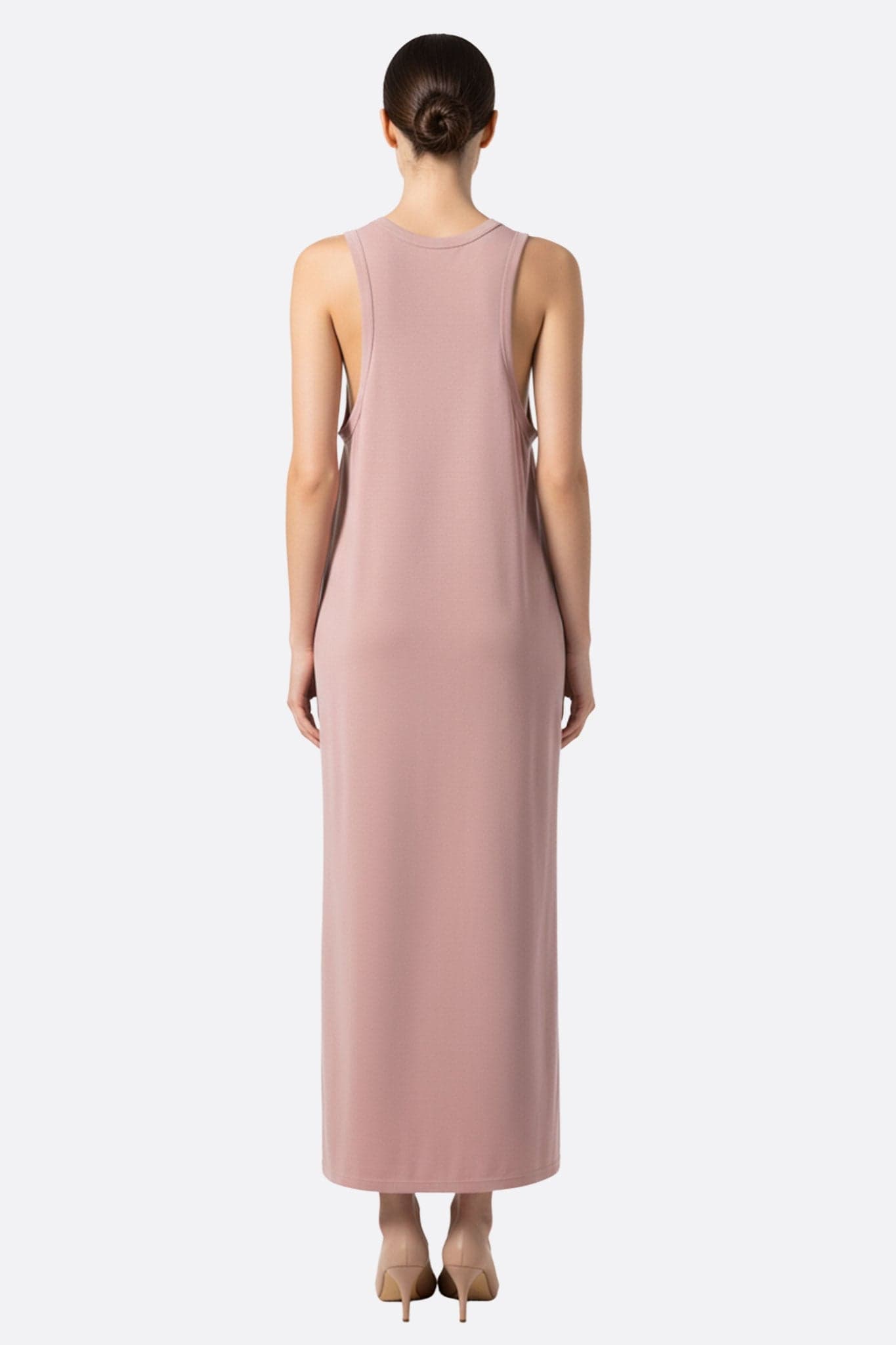 Detalle del vestido largo rosa empolvado, resaltando la textura fluida y la elegancia de su escote suave.