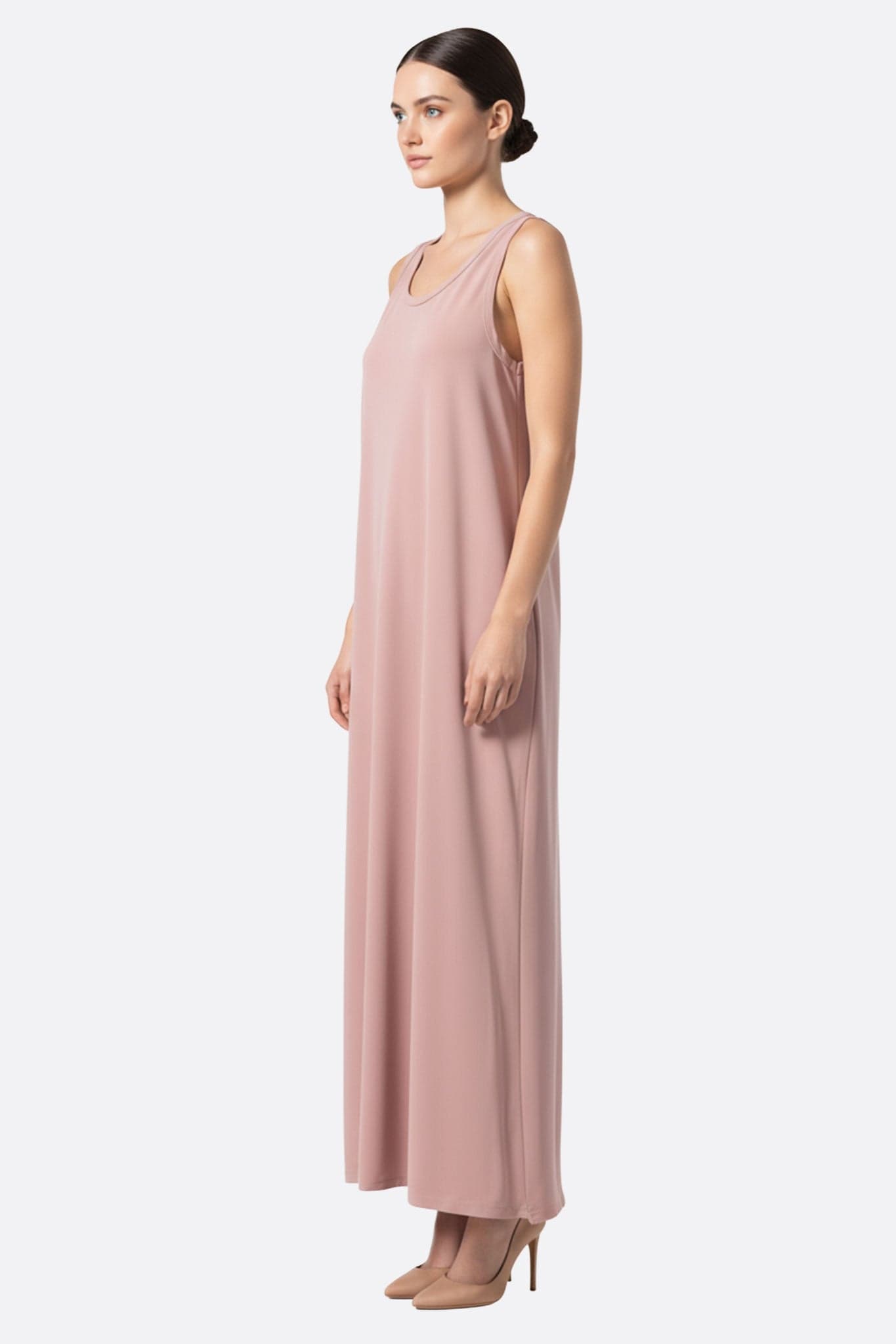 Primer plano del escote suave del vestido largo rosa empolvado, destacando su corte fluido y su elegancia natural.