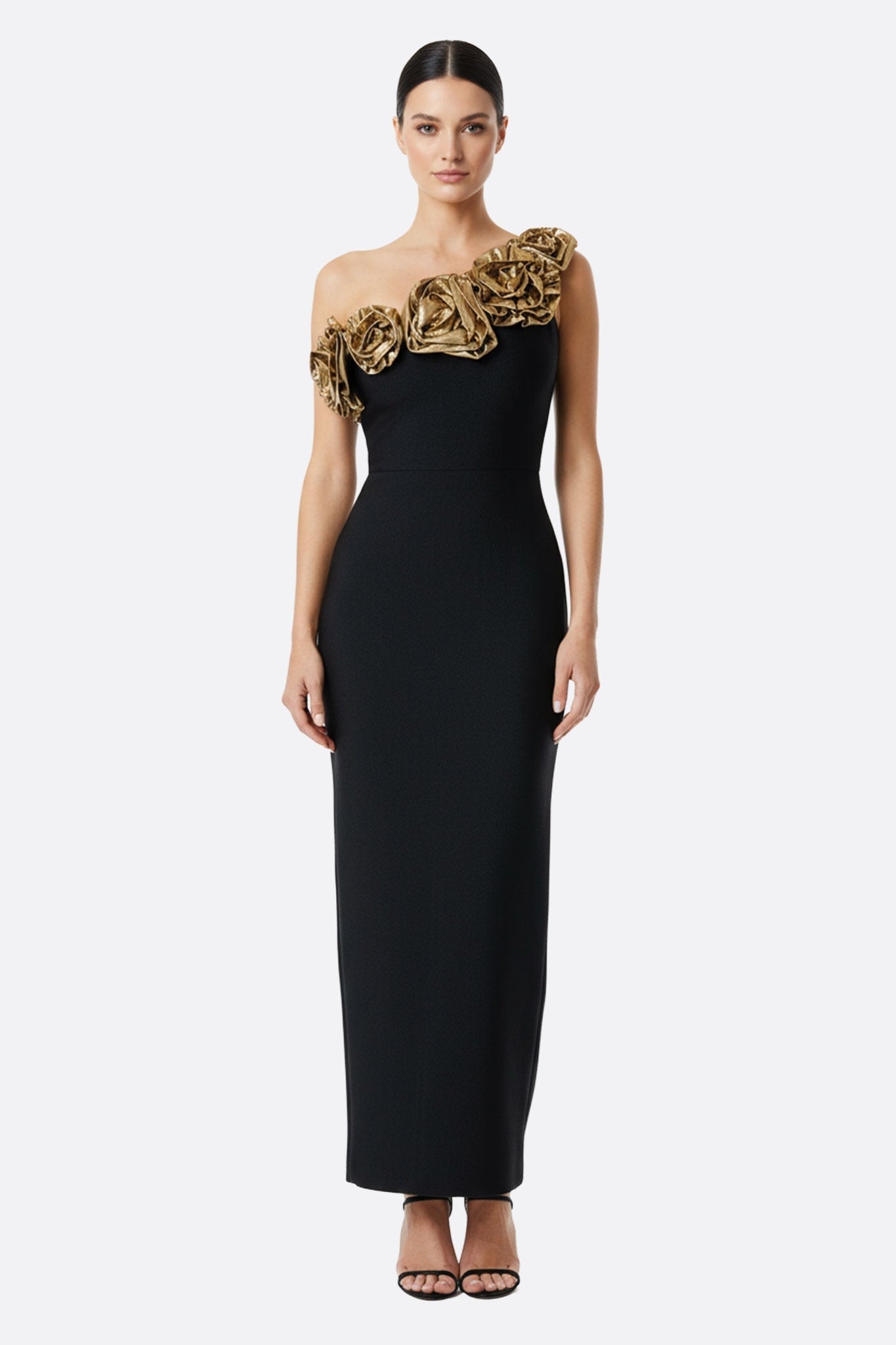 Robe longue noire à encolure asymétrique ornée de fleurs dorées, parfaite pour une soirée élégante ou un événement spécial.