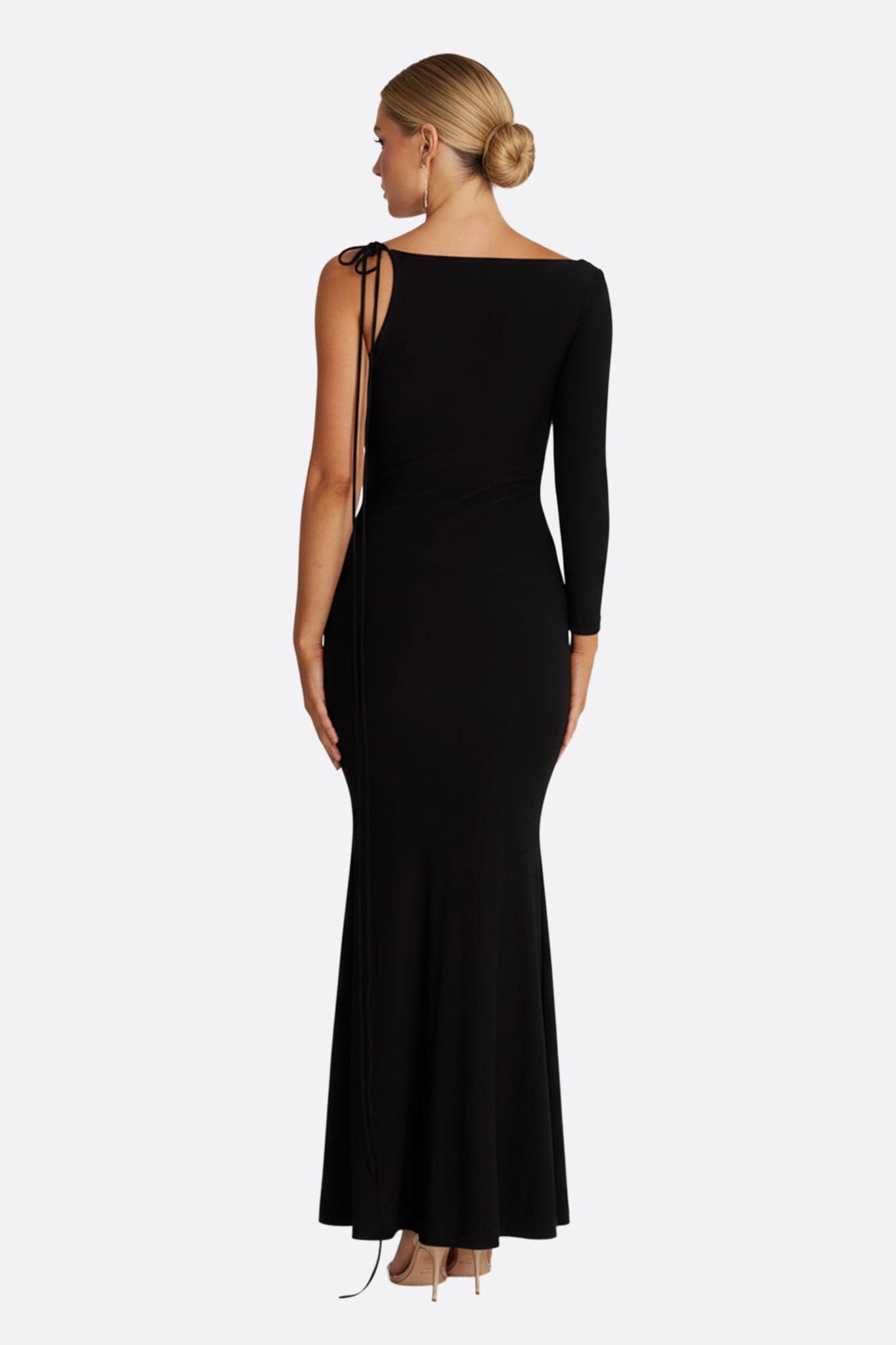 Vista detallada del vestido largo negro con escote halter, cordones elegantes, perfecto para un evento refinado.
