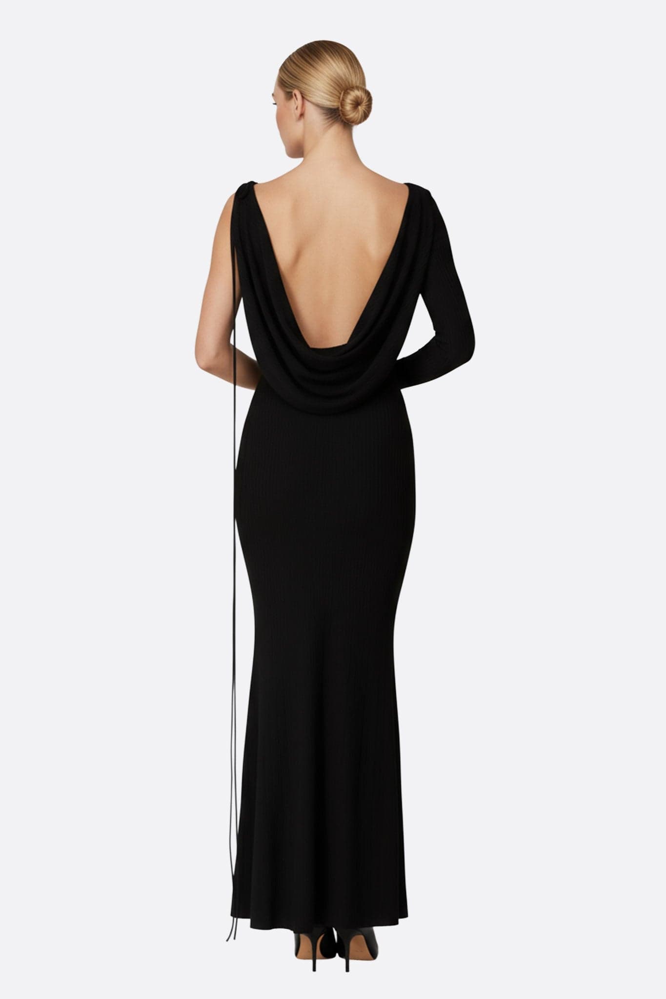 Perspectiva alternativa del vestido negro con escote halter, resaltando su corte fluido y cordones elegantes para...