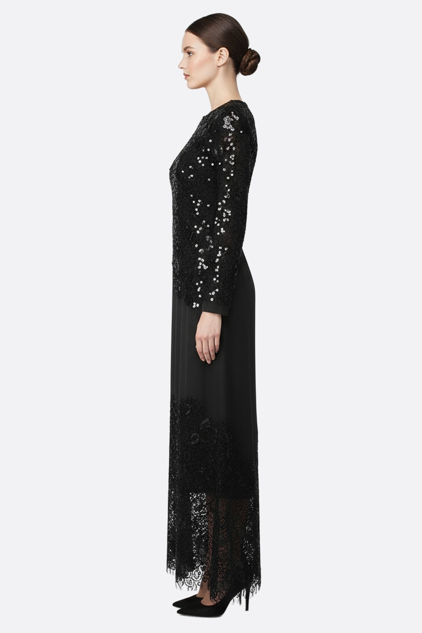 Manches longues en dentelle et sequins de la robe noire, apportant une touche glamour pour des événements distingués.
