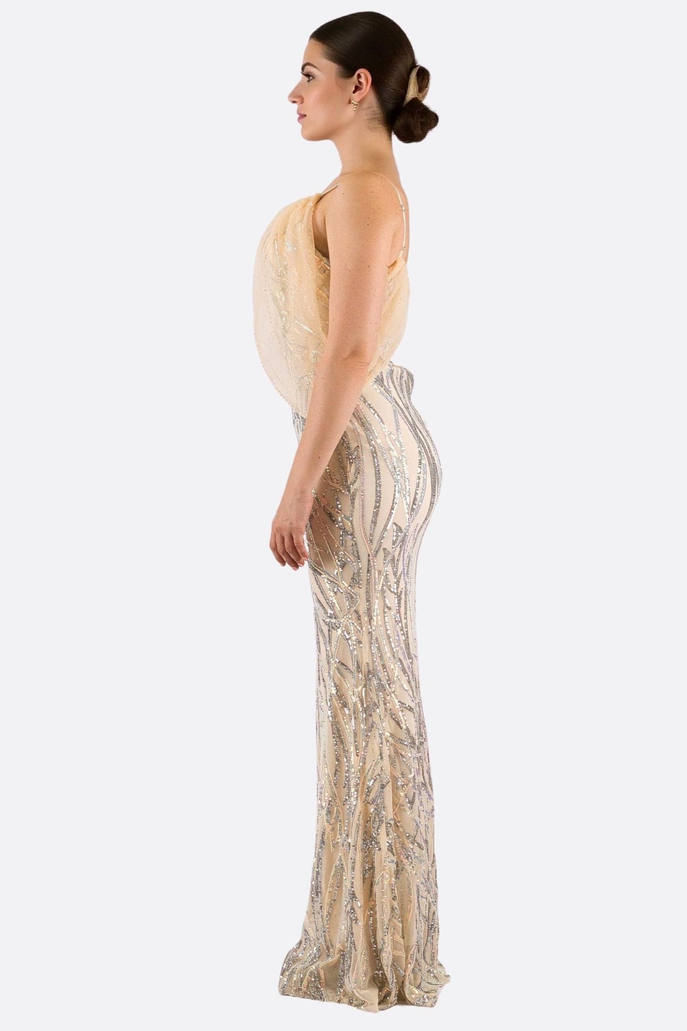 Détail de la robe longue nude en sequins argentés, drapé aérien mettant en valeur une silhouette élégante et raffinée.
