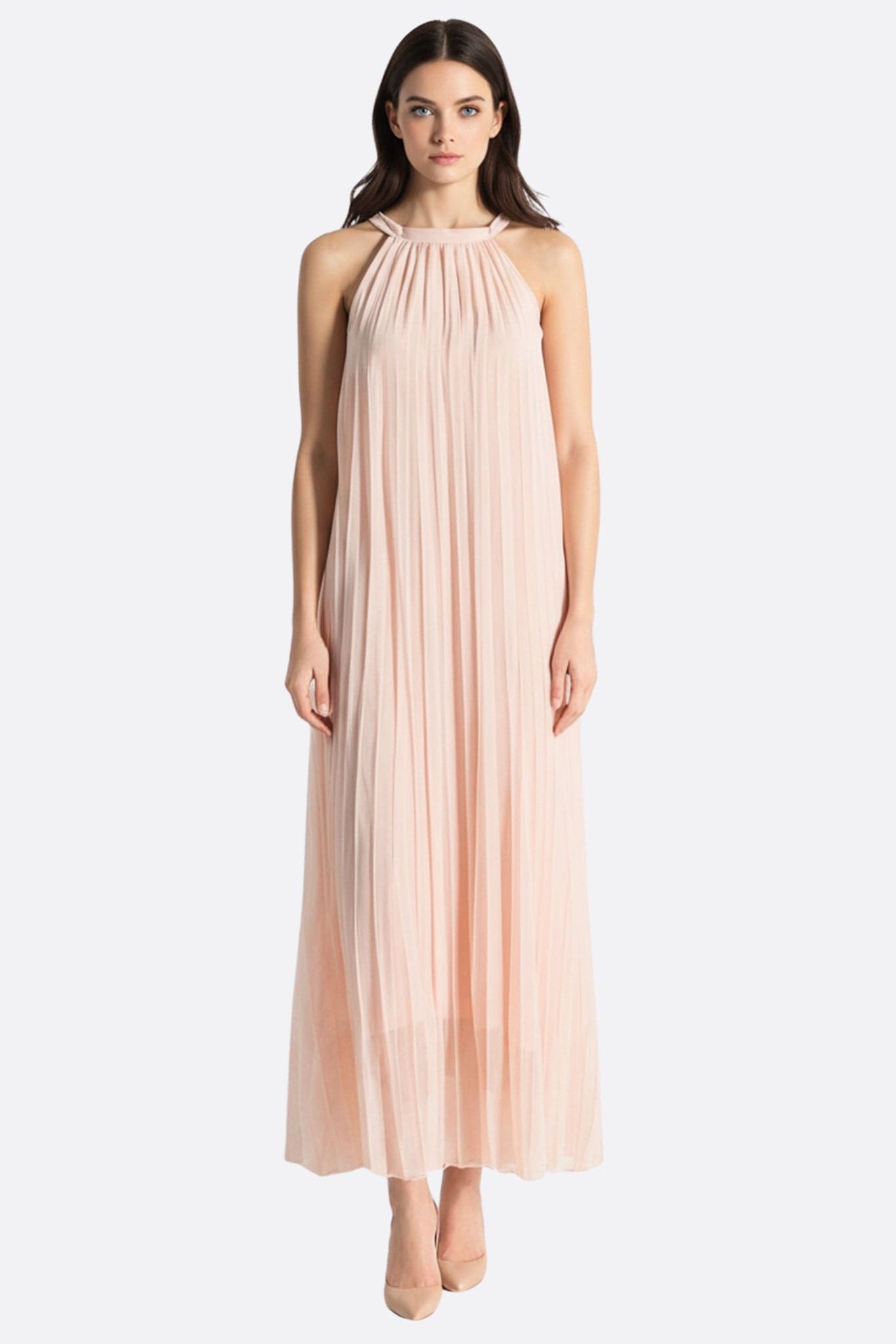 Robe longue plissée en mousseline rose tendre, exhibant sa légèreté et ses mouvements fluides pour une occasion spéciale.