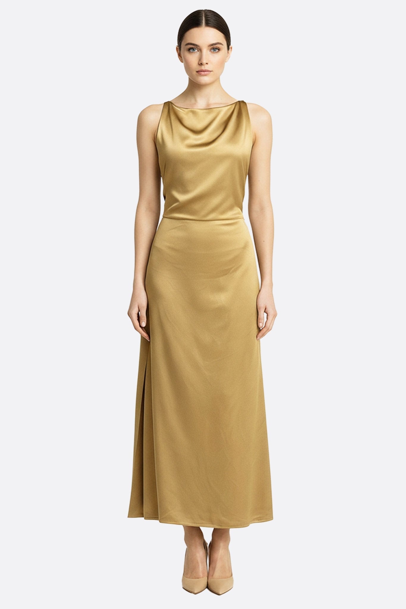 Robe longue beige en satin avec encolure américaine, chic et raffinée, parfaite pour une soirée élégante.