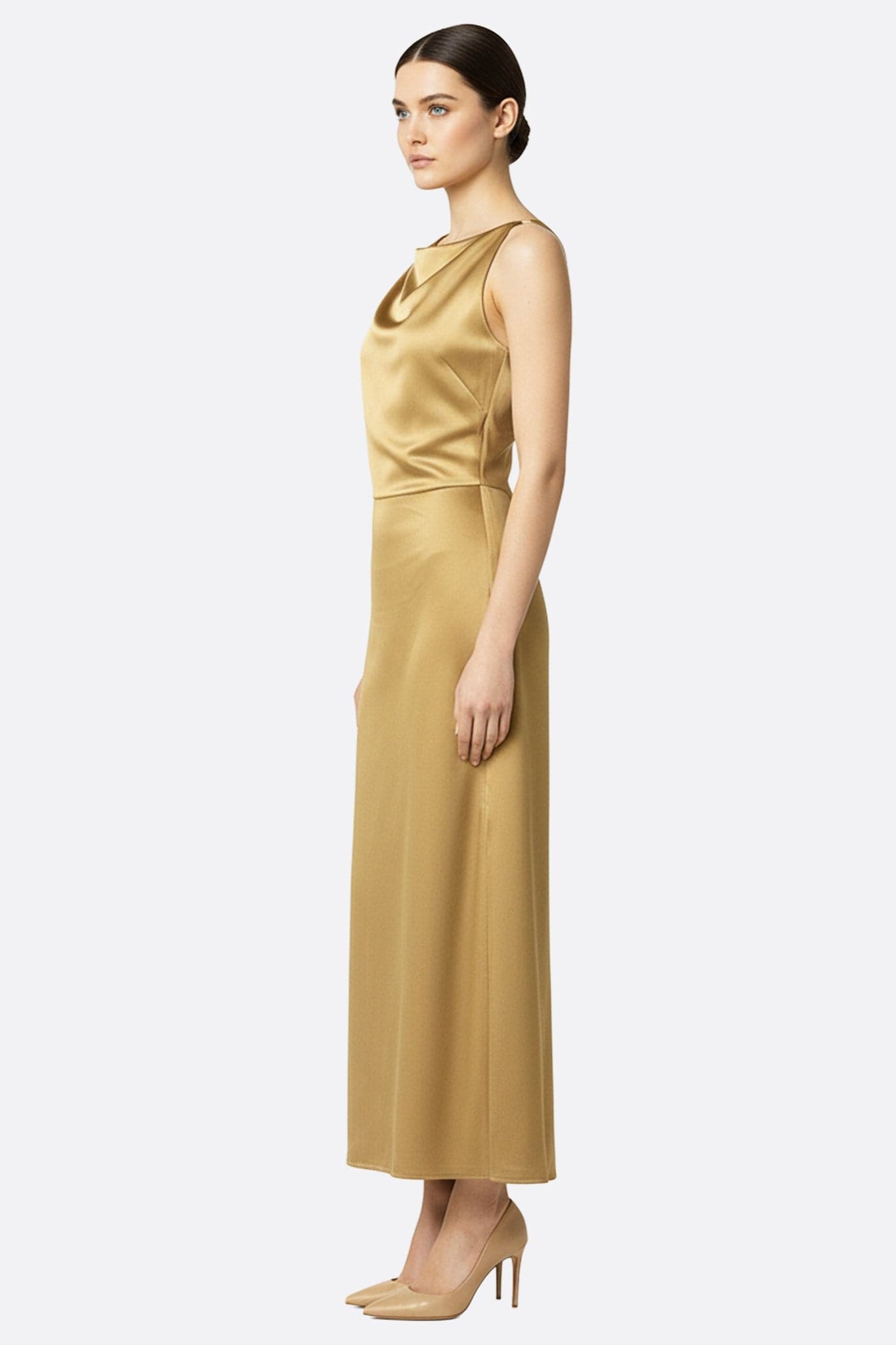 Zoom sur la robe longue en satin beige, encolure américaine, mettant en valeur son éclat raffiné et sa silhouette sculptée.
