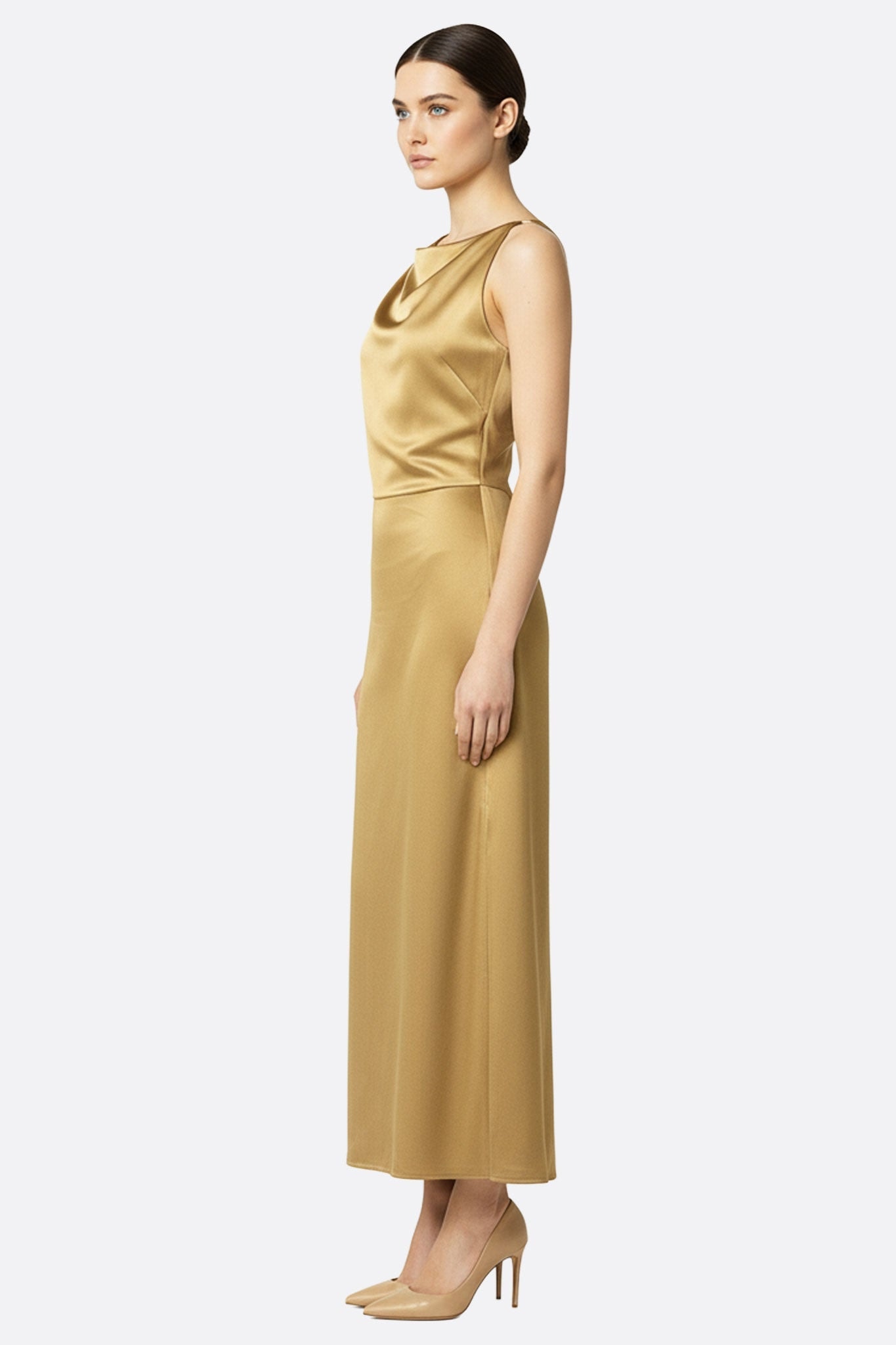 Zoom sur la robe longue en satin beige, encolure américaine, mettant en valeur son éclat raffiné et sa silhouette sculptée.