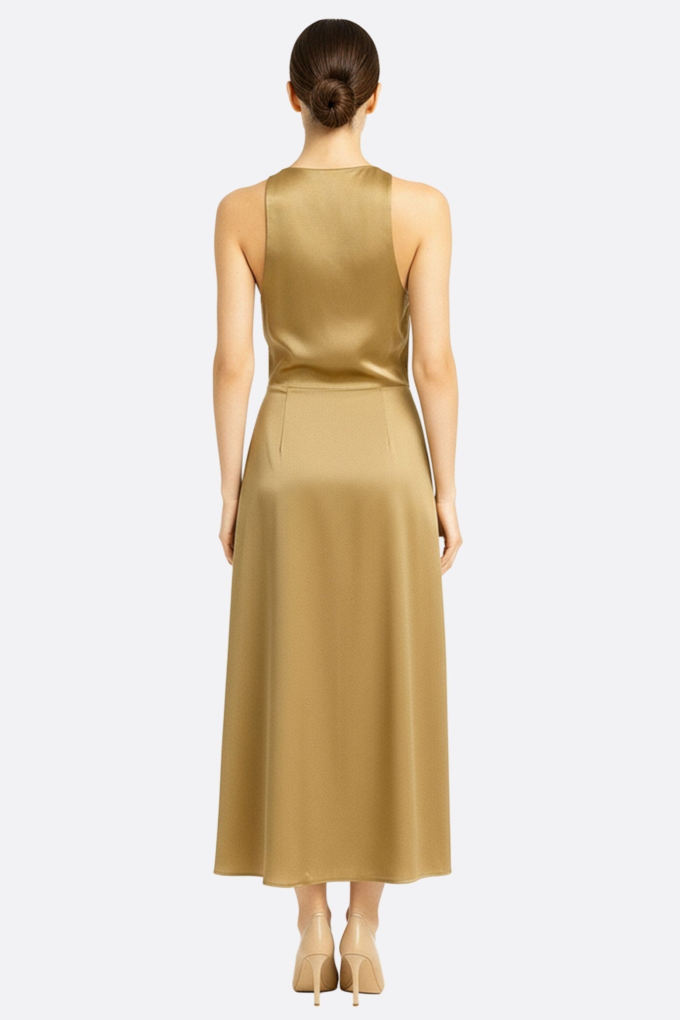 Robe satinée beige à encolure américaine, vue 3/4, soulignant son élégance moderne et son allure sophistiquée.