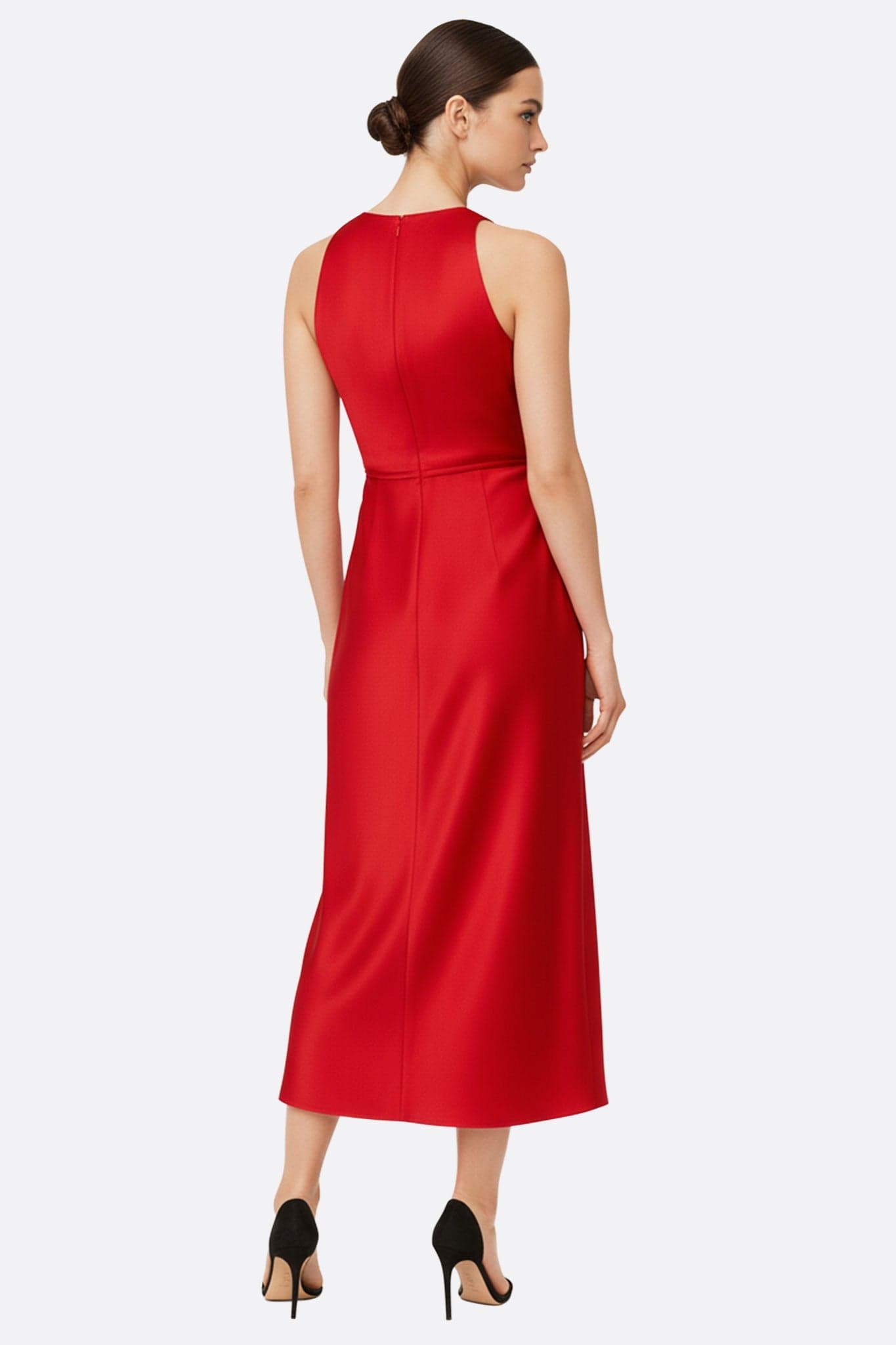 Prospettiva di tre quarti di un abito lungo rosso in raso, che sottolinea lo scollo alla francese e il drappeggio elegante per un look raffinato
