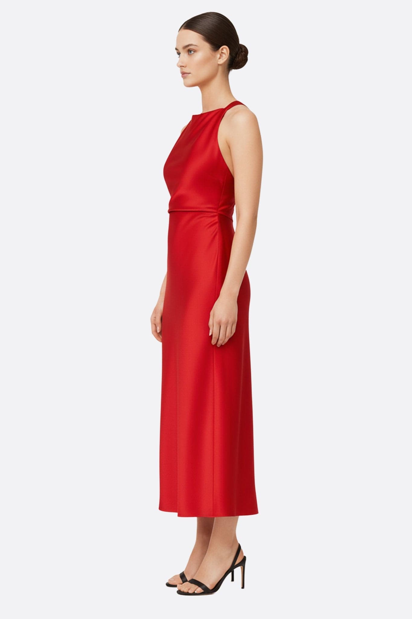 Dettaglio dell'abito lungo in raso rosso, che mette in risalto lo scollo alla francese e la fluidità del tessuto per un'eleganza...