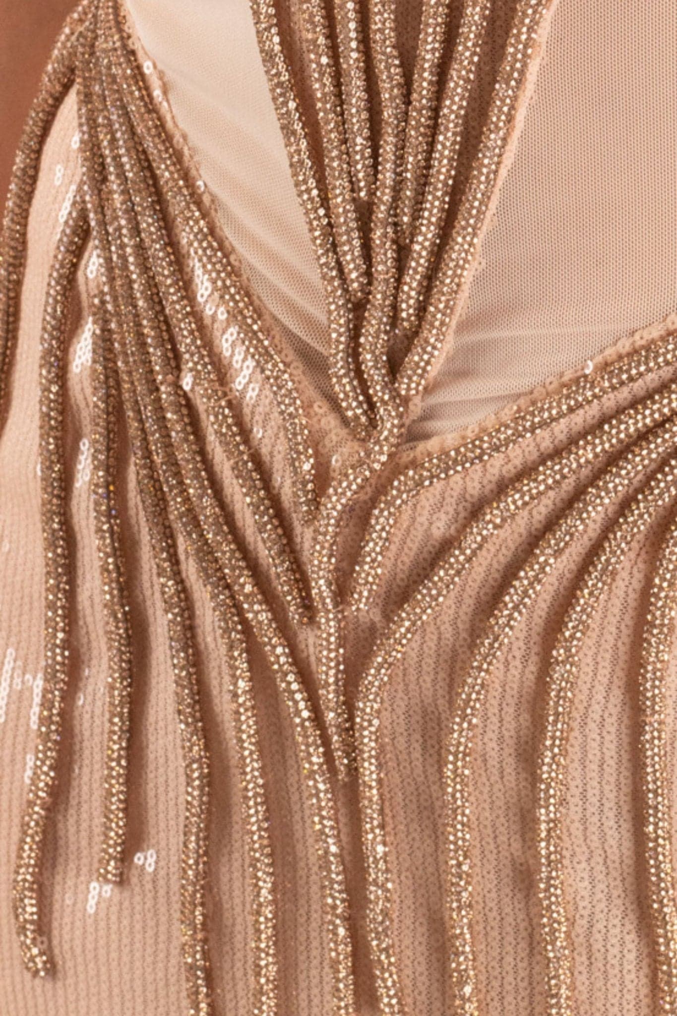 Détail somptueux de la robe haute couture nude, mettant en avant la texture luxueuse et les broderies délicates, chic et...