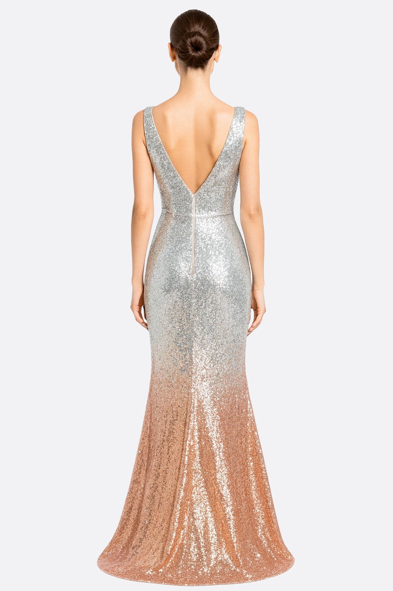 Éblouissante robe longue sirène en tulle transparent, décorée de sequins dorés, idéale pour vos événements chics.