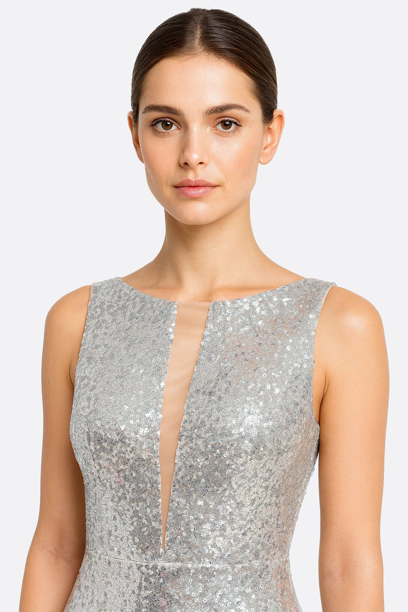Détail élégant de la robe longue sirène, illuminée par des sequins dorés scintillants sur un tulle transparent raffiné.