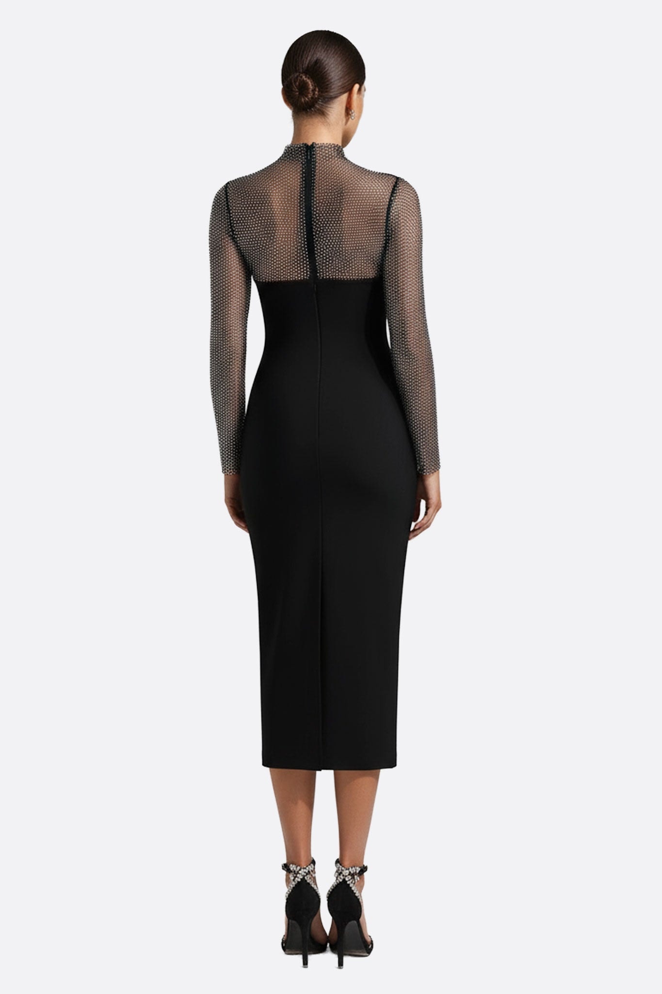 Élégante robe longue noire, mettant en avant le haut en résille pour un look audacieux lors d'une soirée glamour.