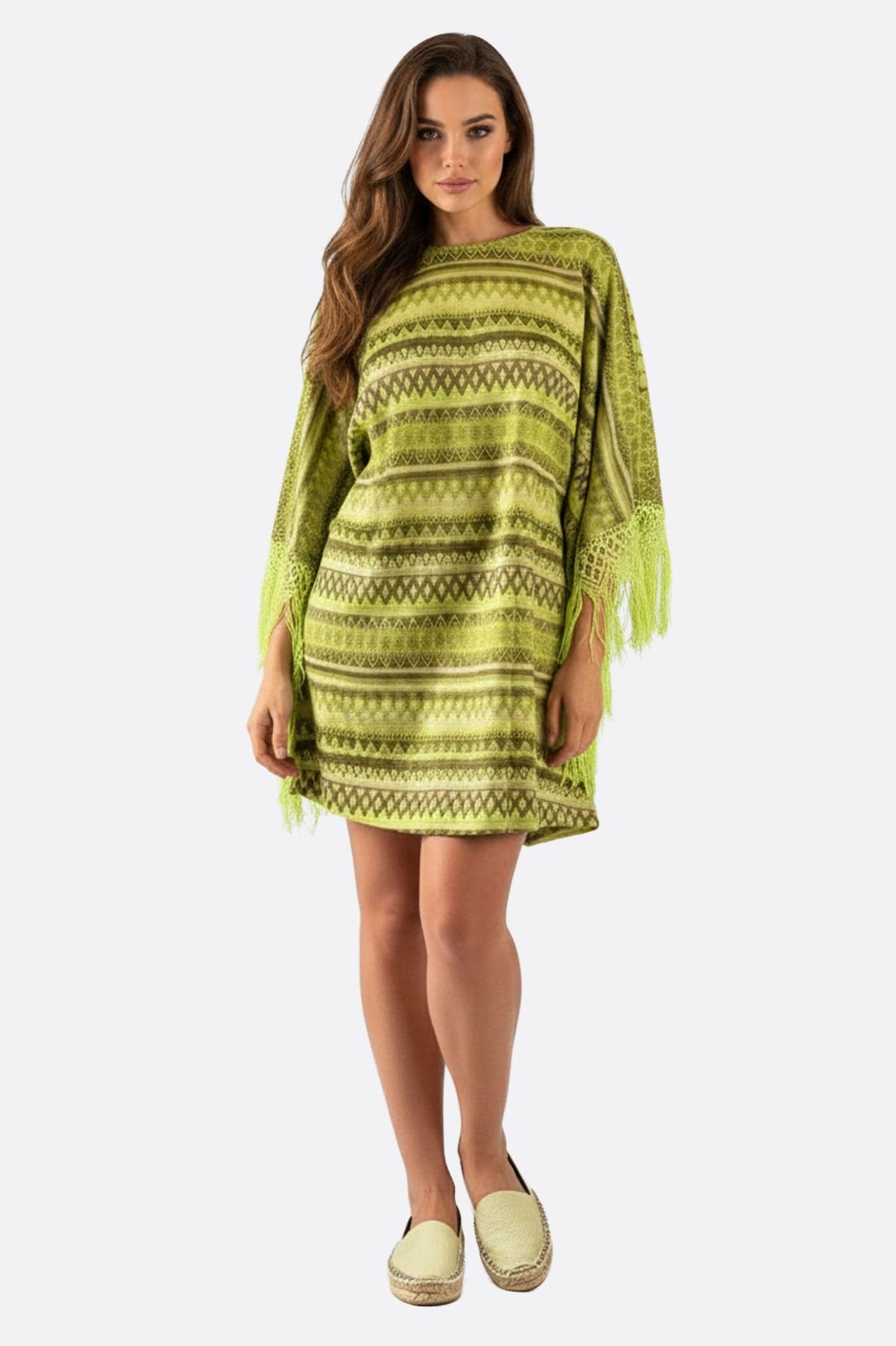Robe poncho bohème en vert émeraude, avec motifs géométriques, élégante et fluide, parfaite pour un look décontracté chic.