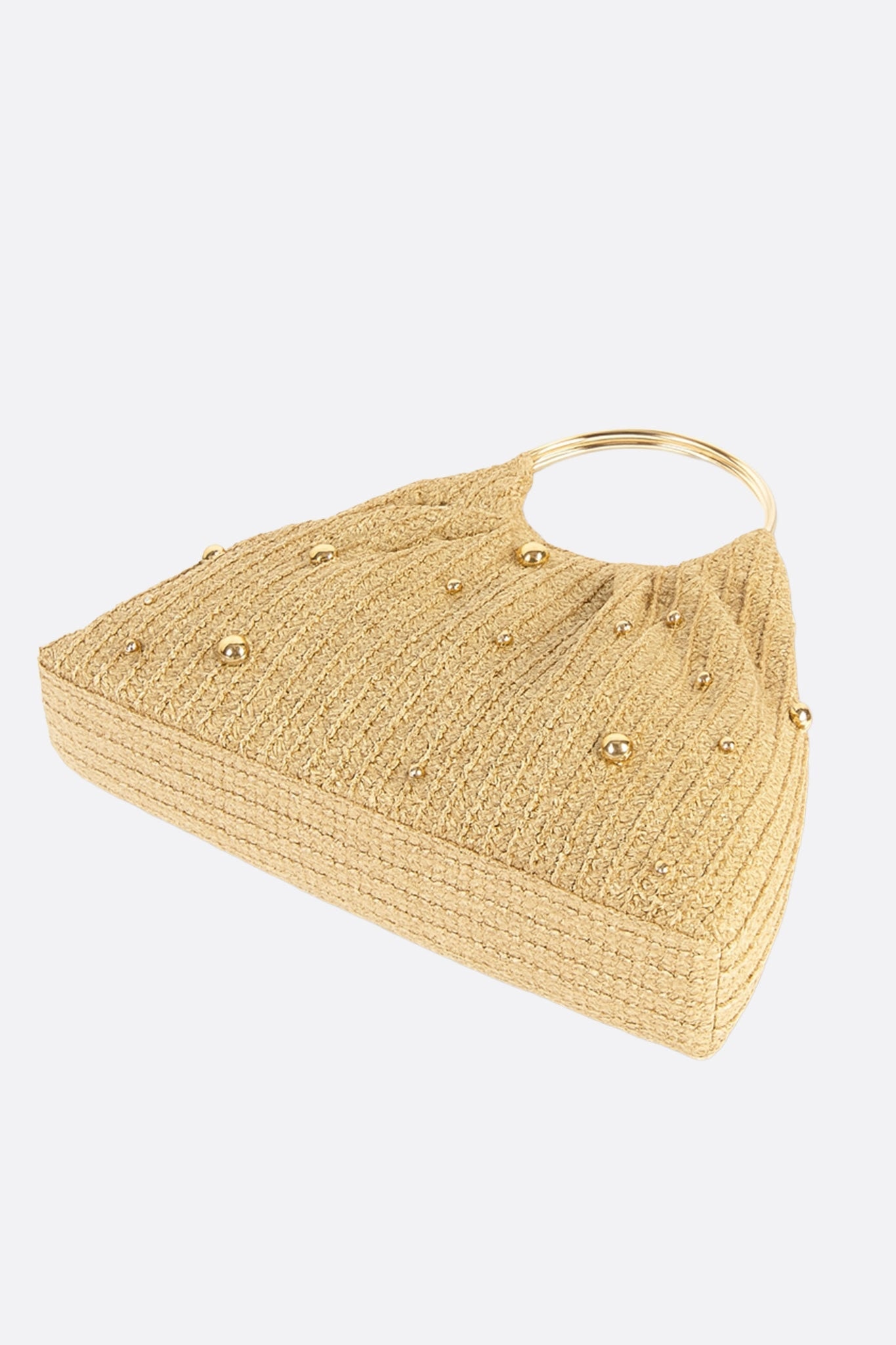 Oberfläche des goldenen Raphia-Cabas, verziert mit goldenen Perlen, perfekt, um Sommeroutfits raffiniert aufzuwerten