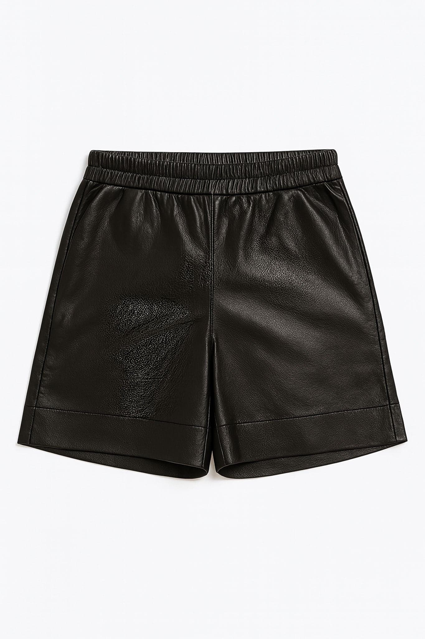 Short noir en similicuir avec taille élastique, chic et moderne pour des looks élégants au quotidien.