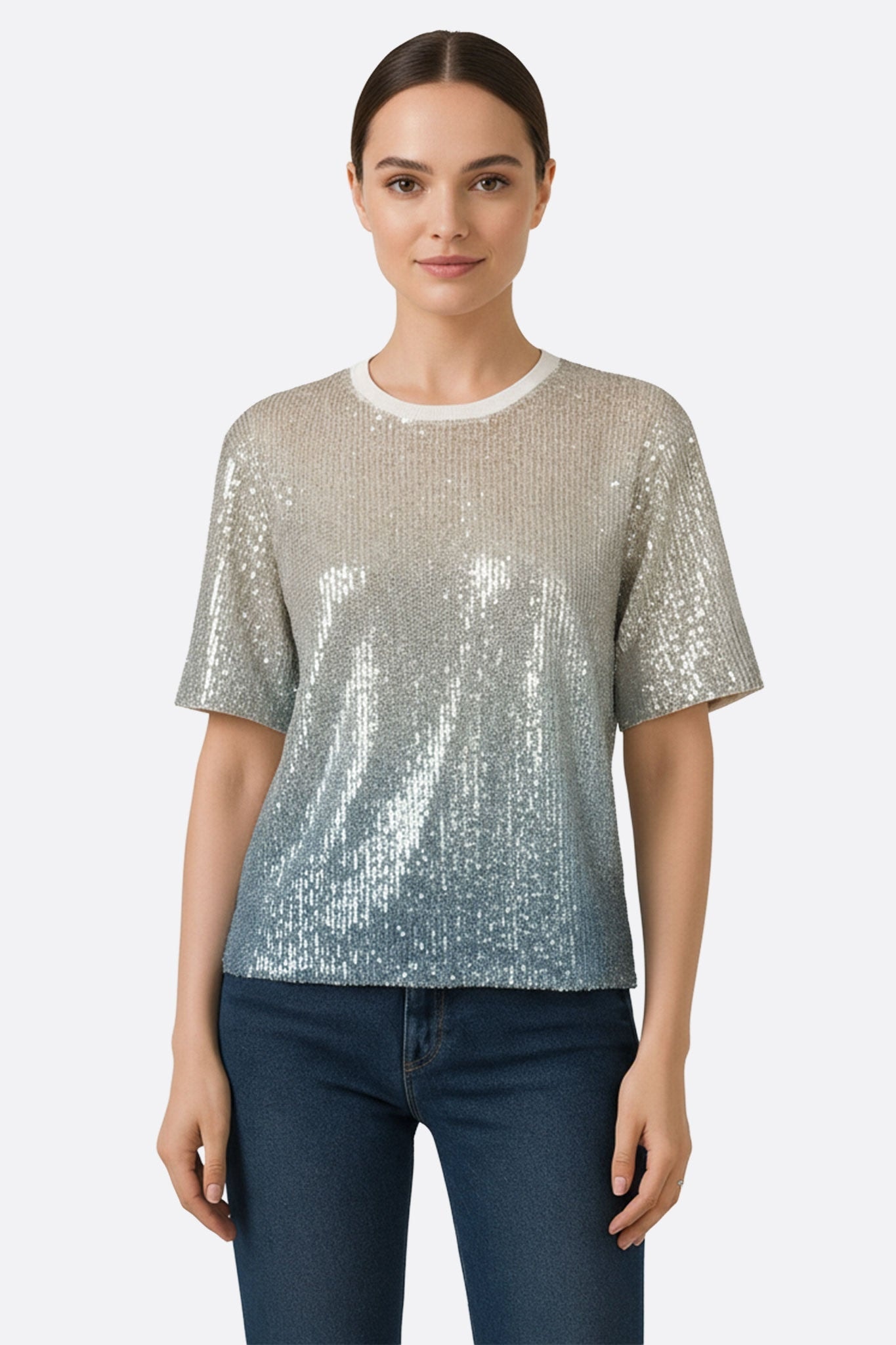Top scintillant beige et bleu à sequins dégradés, parfait pour une soirée chic ou un événement élégant.