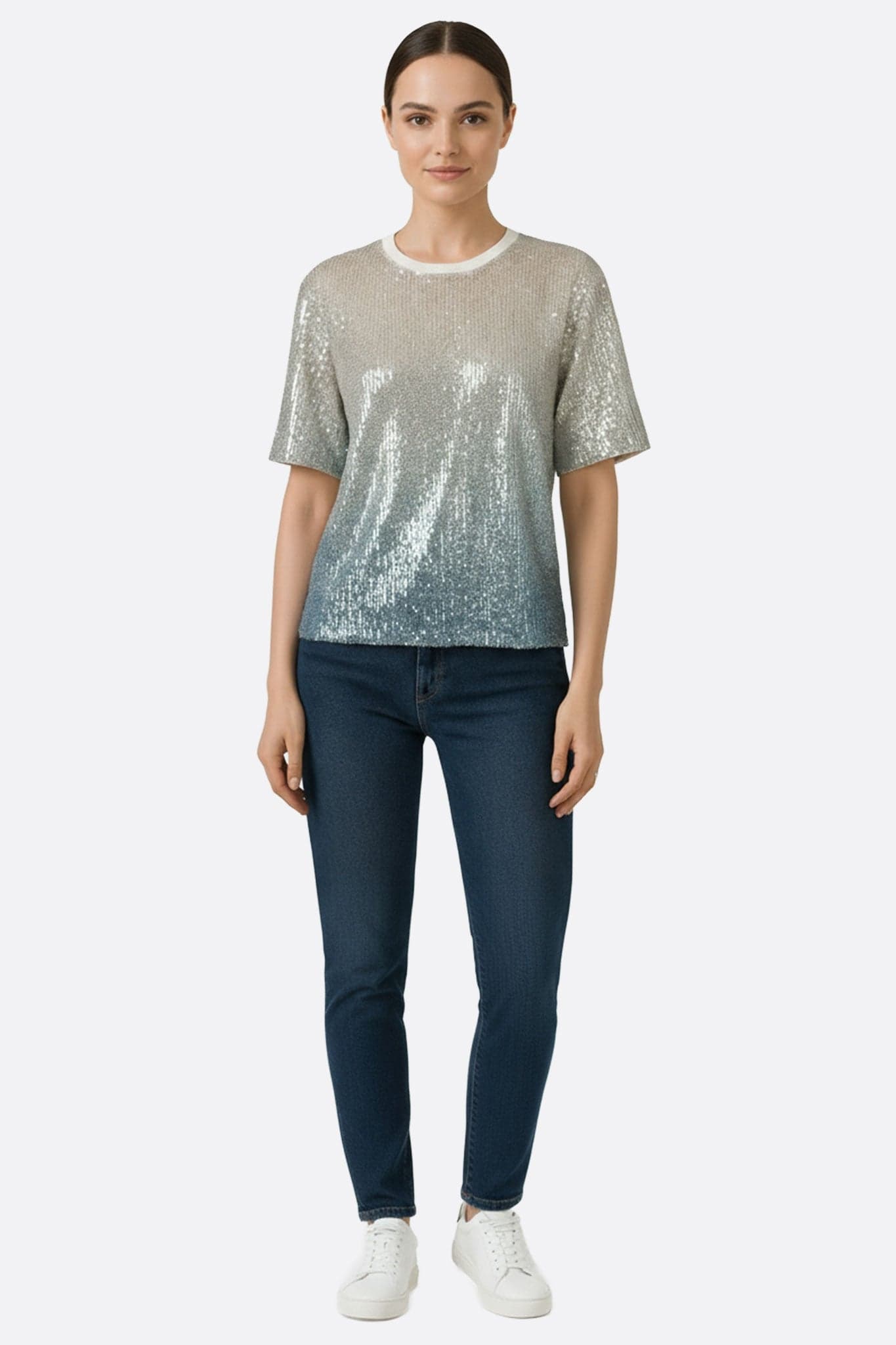 Détail du T-Shirt à sequins beige et bleu scintillant, un choix élégant pour illuminer vos soirées festives.
