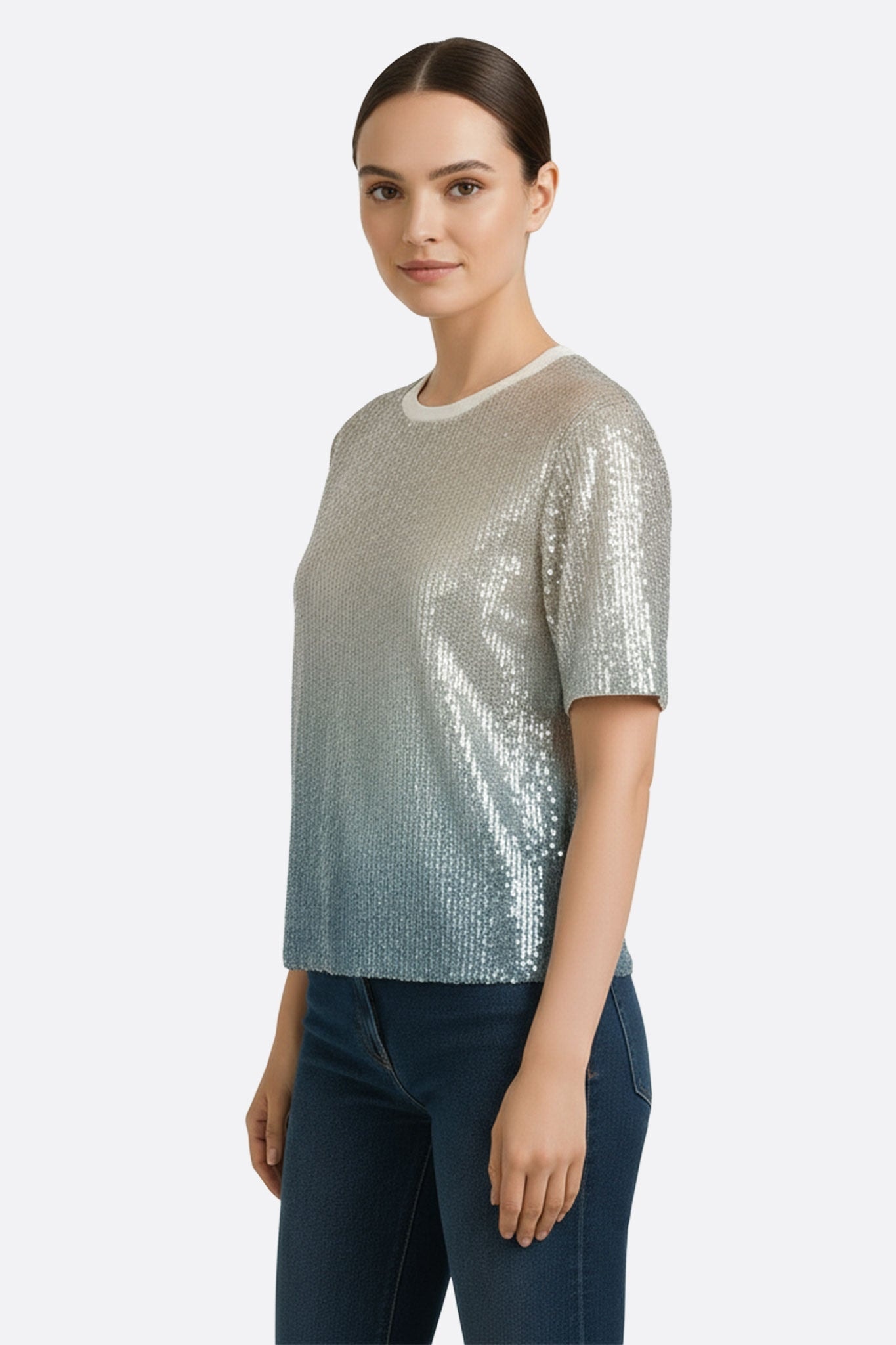 Zoom sur le T-Shirt à sequins dégradés beige et bleu, idéal pour un look raffiné lors d'une sortie nocturne.