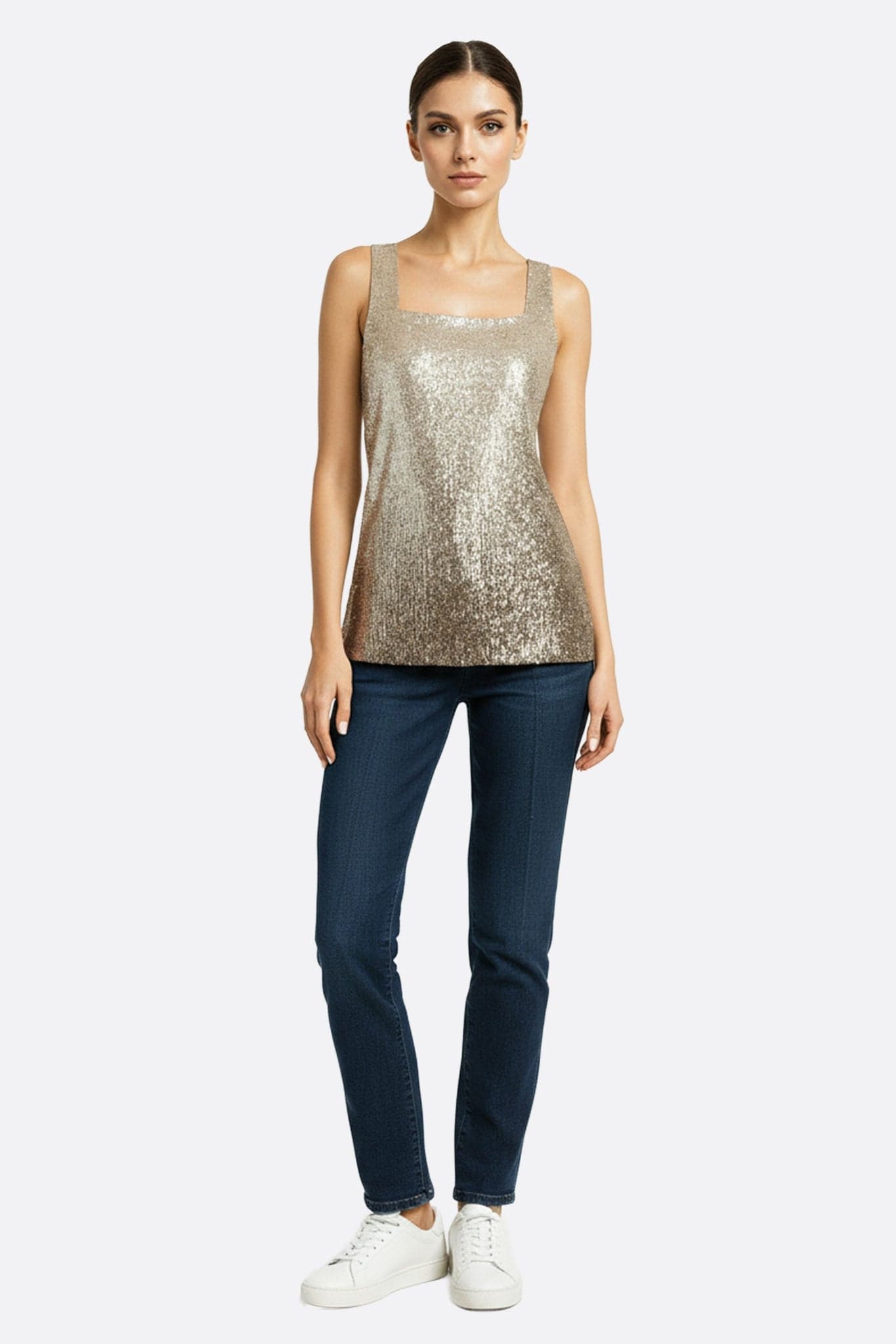 Zoom sur le détail scintillant du T-shirt beige poudré à sequins, idéal pour une tenue festive ou un cocktail élégant.