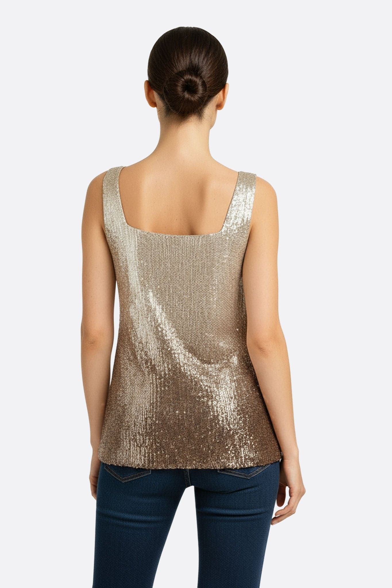 Vue 3/4 du T-shirt à sequins dégradés beige poudré et bronze, un haut chic pour illuminer vos soirées d'été.