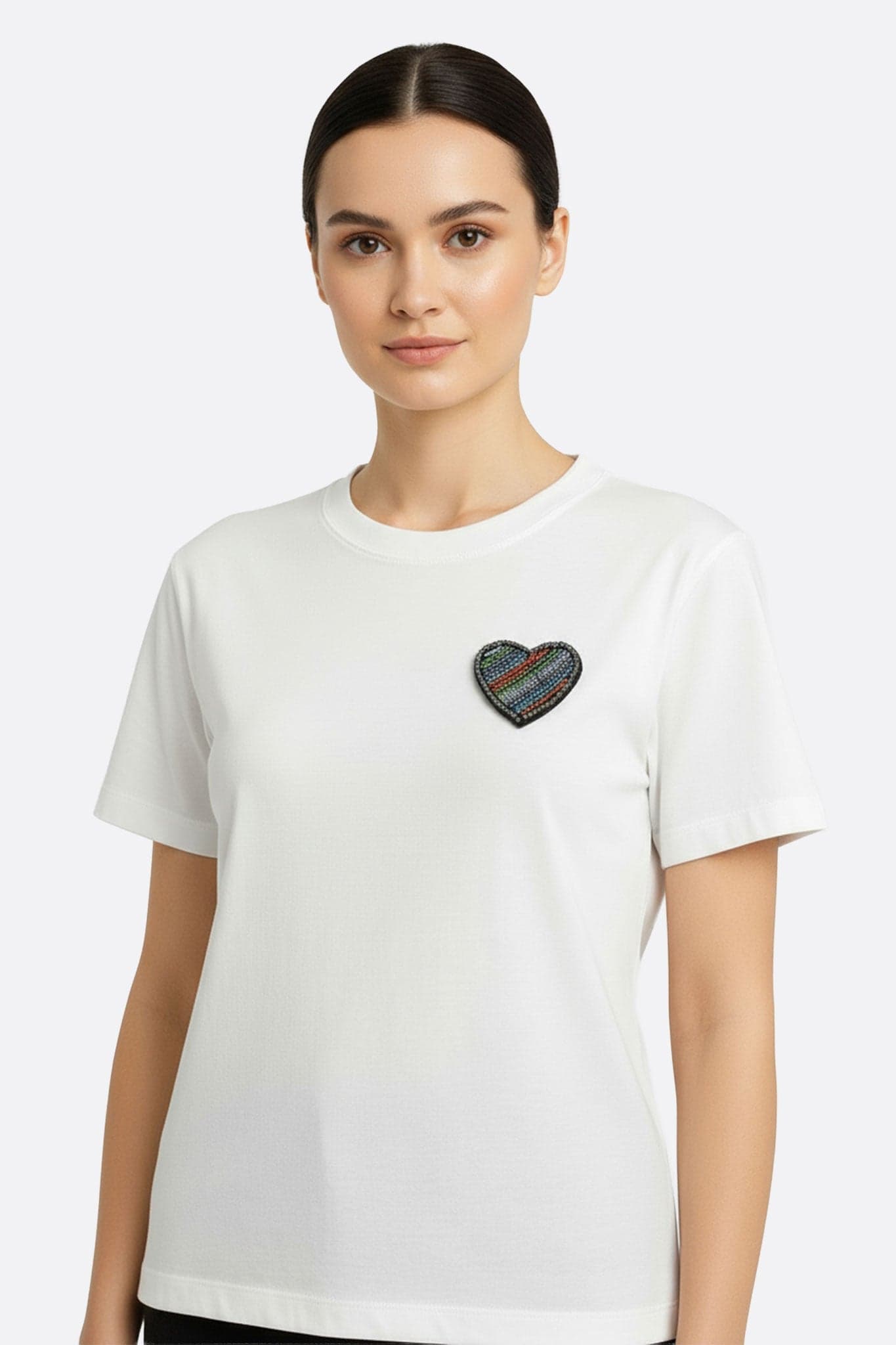 T-shirt oversize blanc élégant, broderie en forme de cœur, style moderne parfait pour le quotidien.