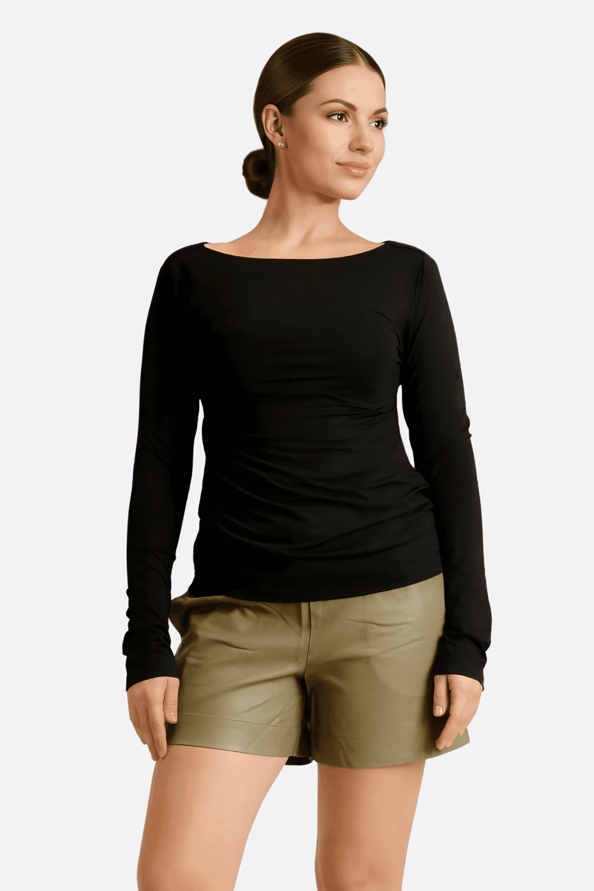 T-shirt noir élégant à manches longues, col bateau, matière douce, idéal pour soirées chics ou tenues quotidiennes raffinées.