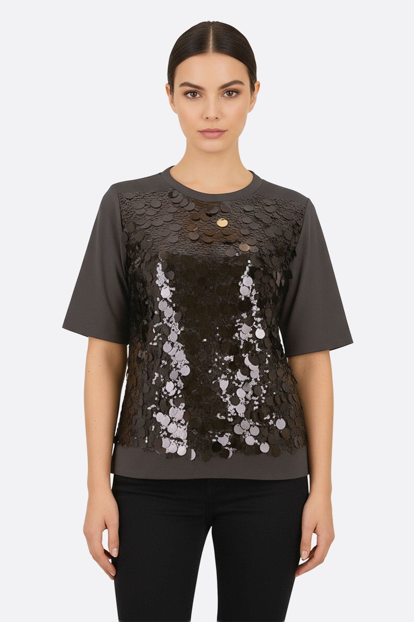 T-shirt noir à manches courtes, orné de sequins scintillants, idéal pour une soirée chic et élégante.