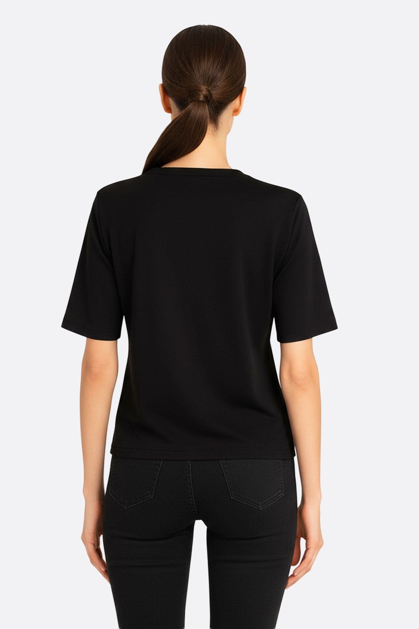 Zoom sur le dos du t-shirt noir à sequins, ajoutant une touche d'élégance pour une tenue de soirée moderne.