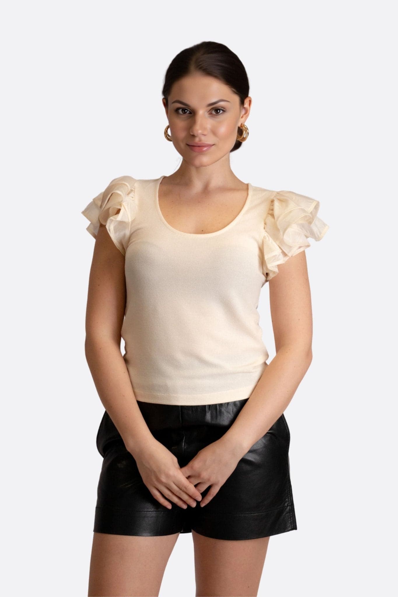 Top moderne beige en mousseline avec manches volantées, parfait pour une soirée élégante ou un look chic quotidien.
