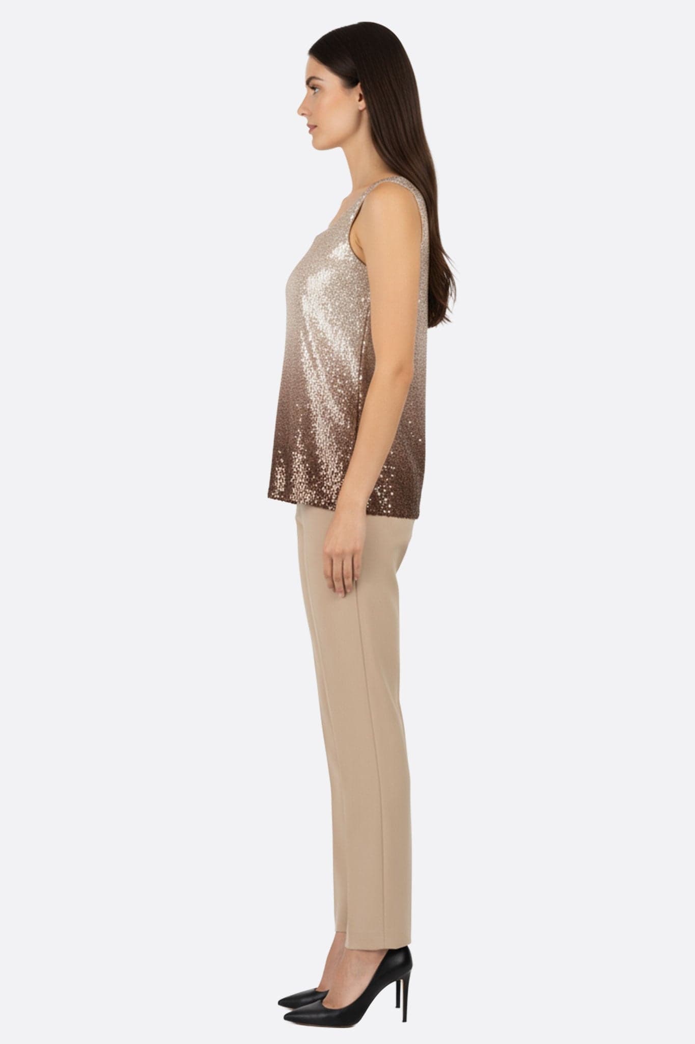 Détail du top beige scintillant à sequins dorés, une pièce moderne pour un style sophistiqué lors d'événements festifs.