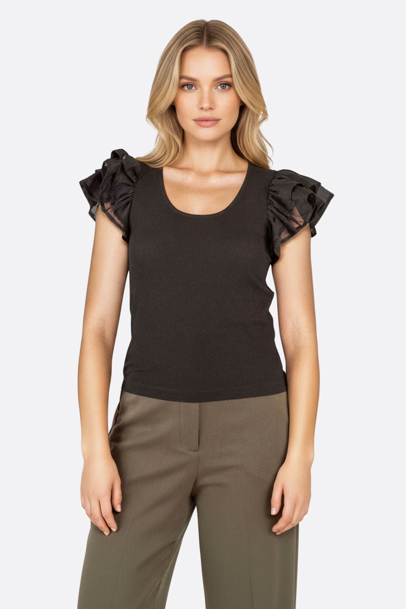 Top chic en mousseline noire avec manches courtes volantées, parfait pour une soirée élégante ou un look moderne.